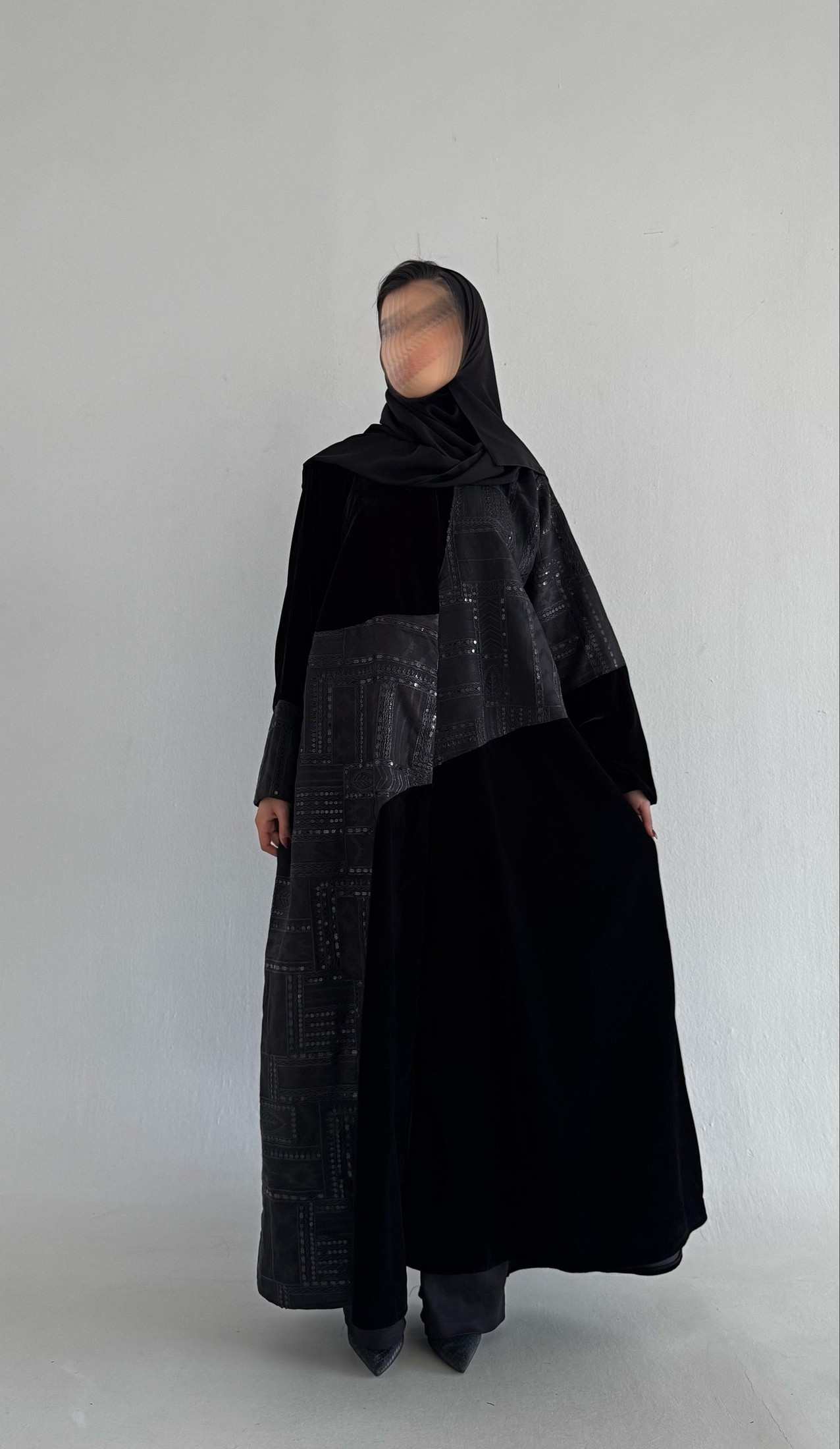 MWT551 - عباية مخمل مع لنن هندي تطريز - Aya