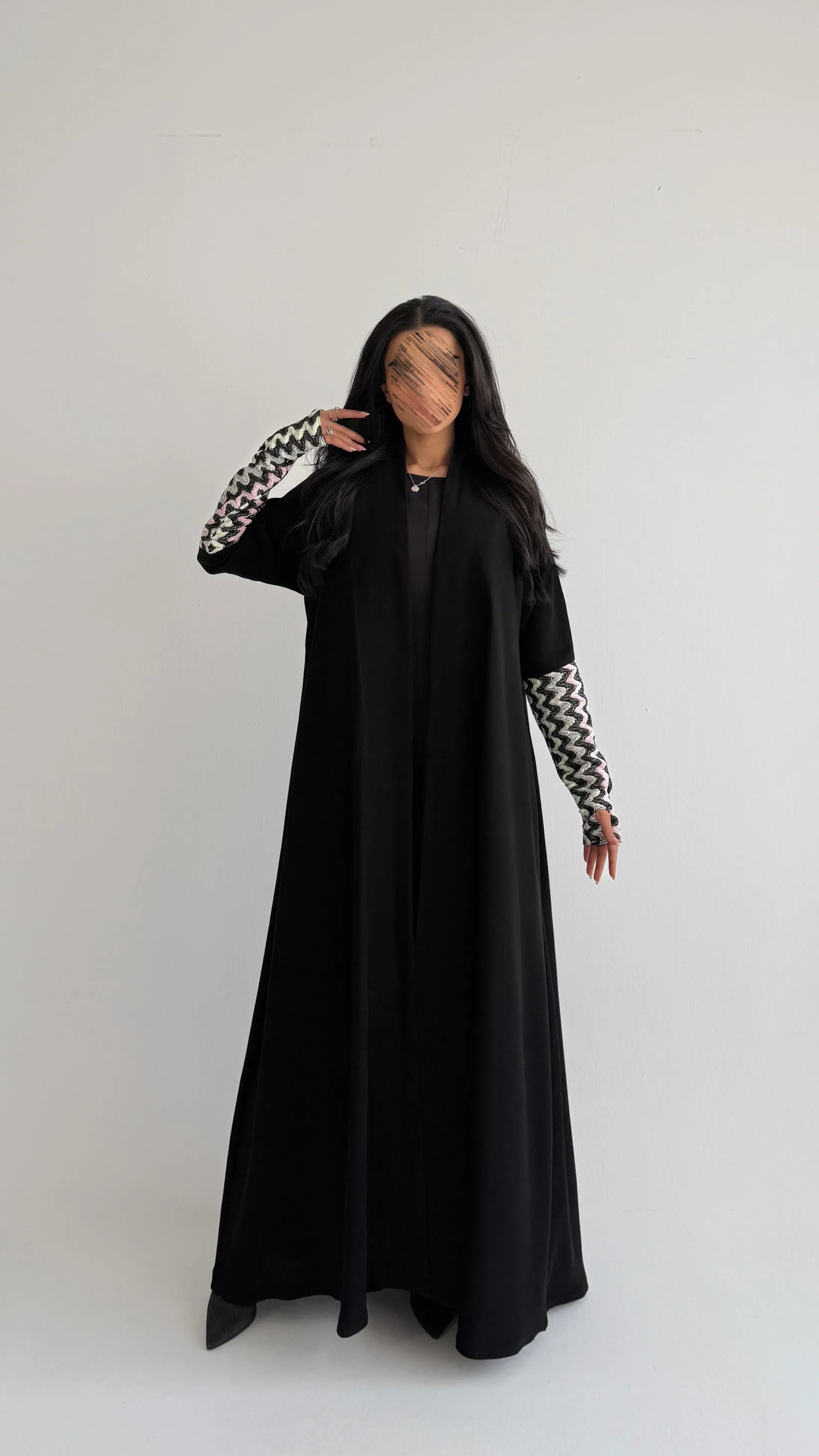 MW434 - عباية سوداء مع فتحة اصبع - Aya