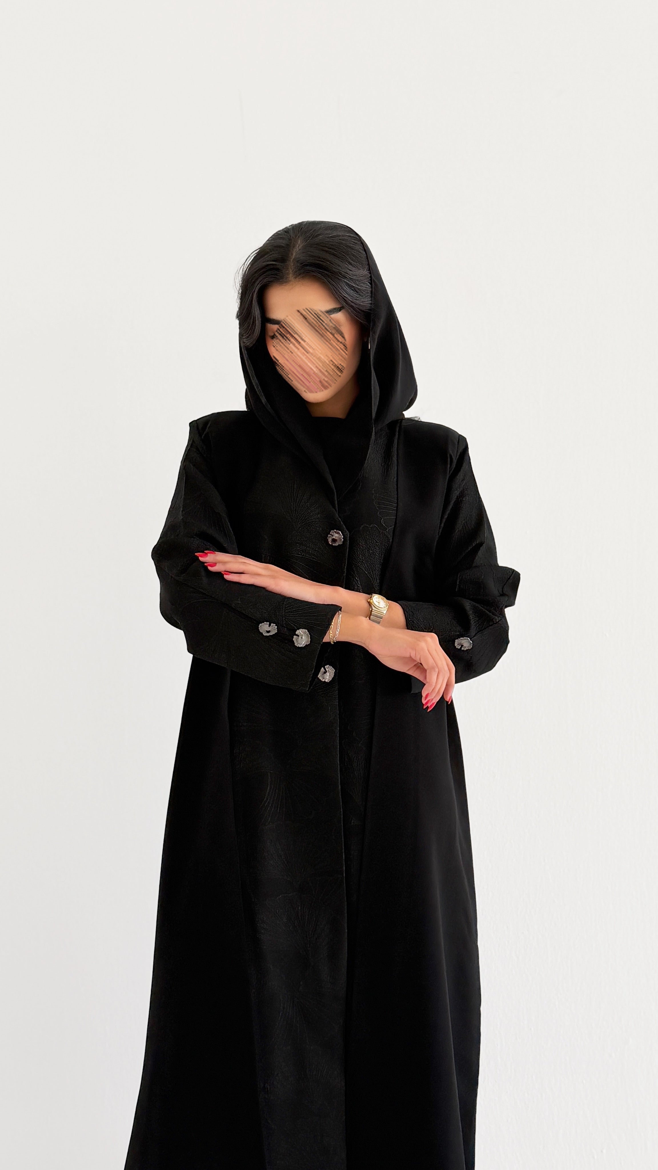 MW2043 - عباية كريب من الجوانب مع اضافه قماش جاكار على الاكمام وتركيب الازرار - Aya