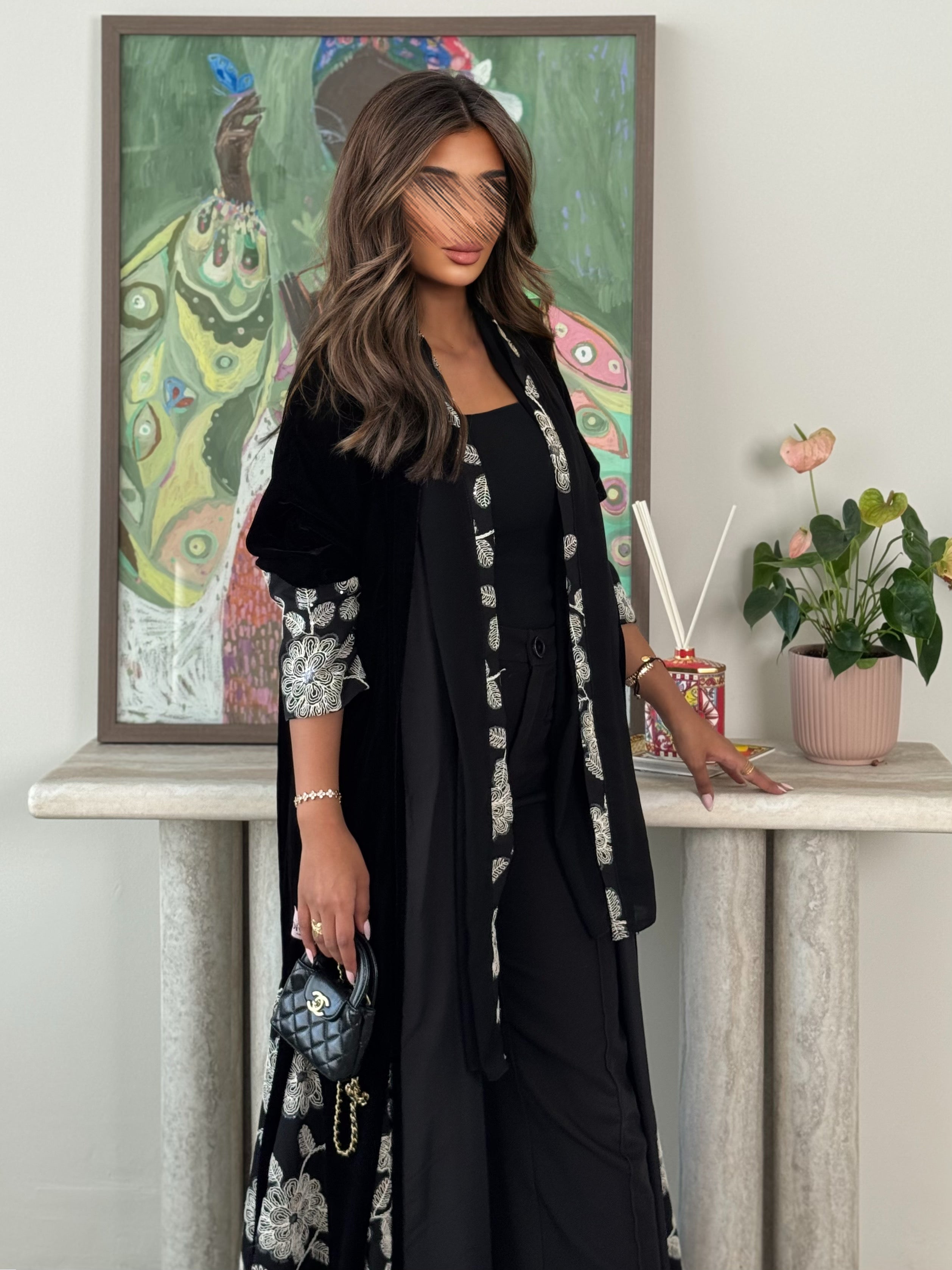 MWT672 - عباية اسود مع تدخيلة ابيض