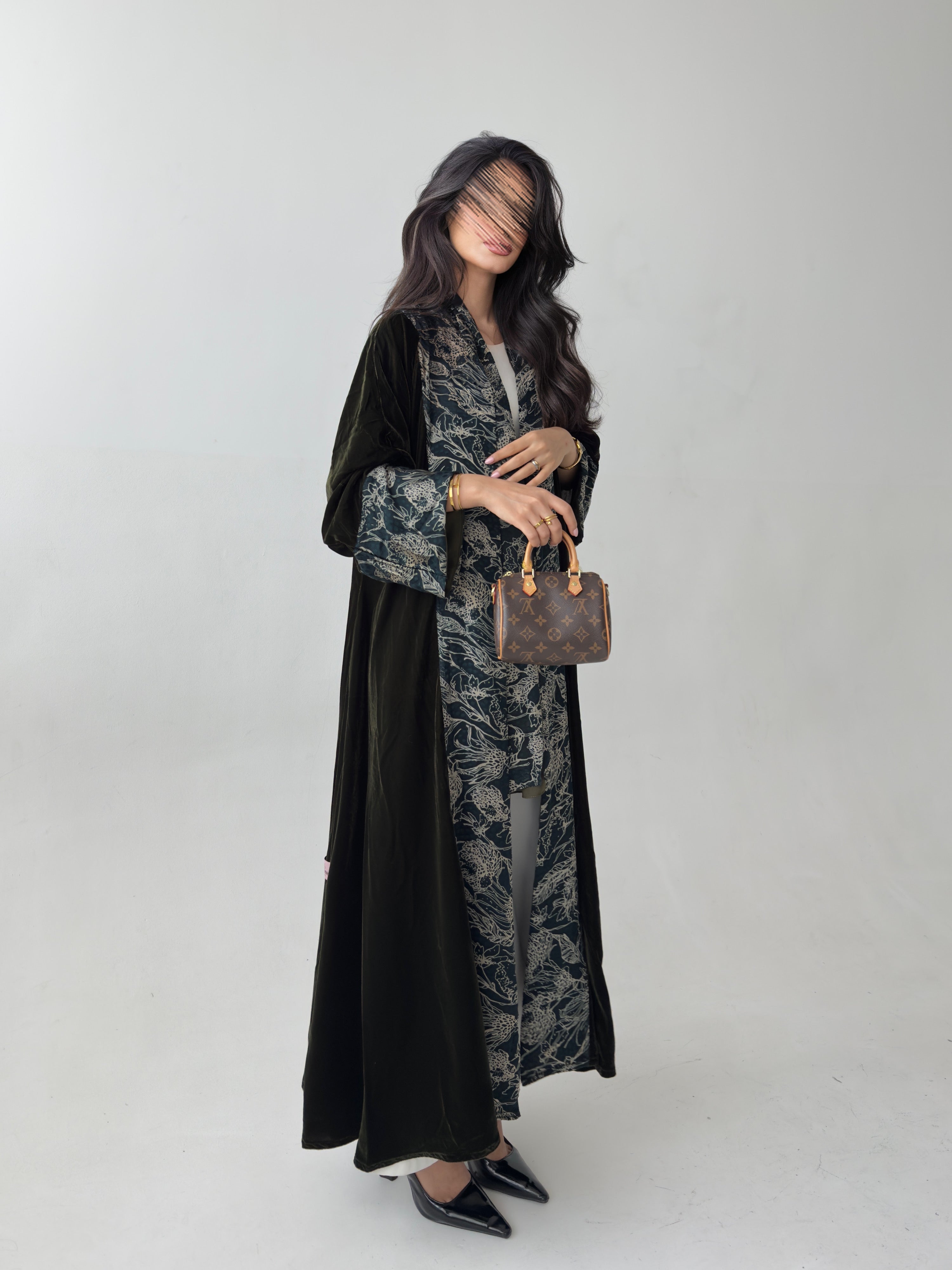 MWT809 - عباية مخمل مع تدخيلة مشجر