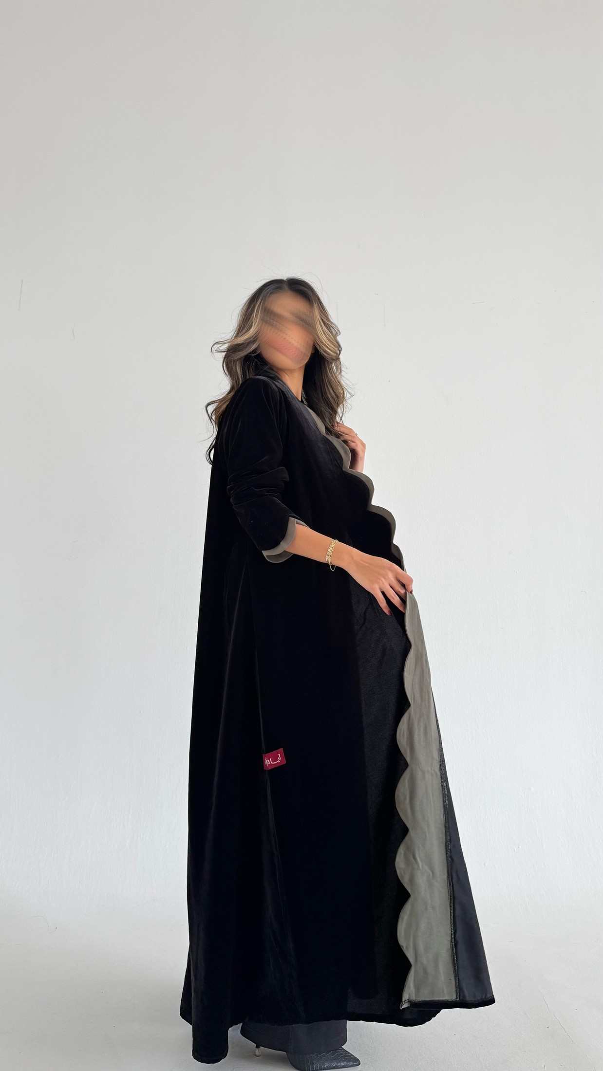 MWT539 - عباية مخمل أسود مع زيتي فاتح - Aya