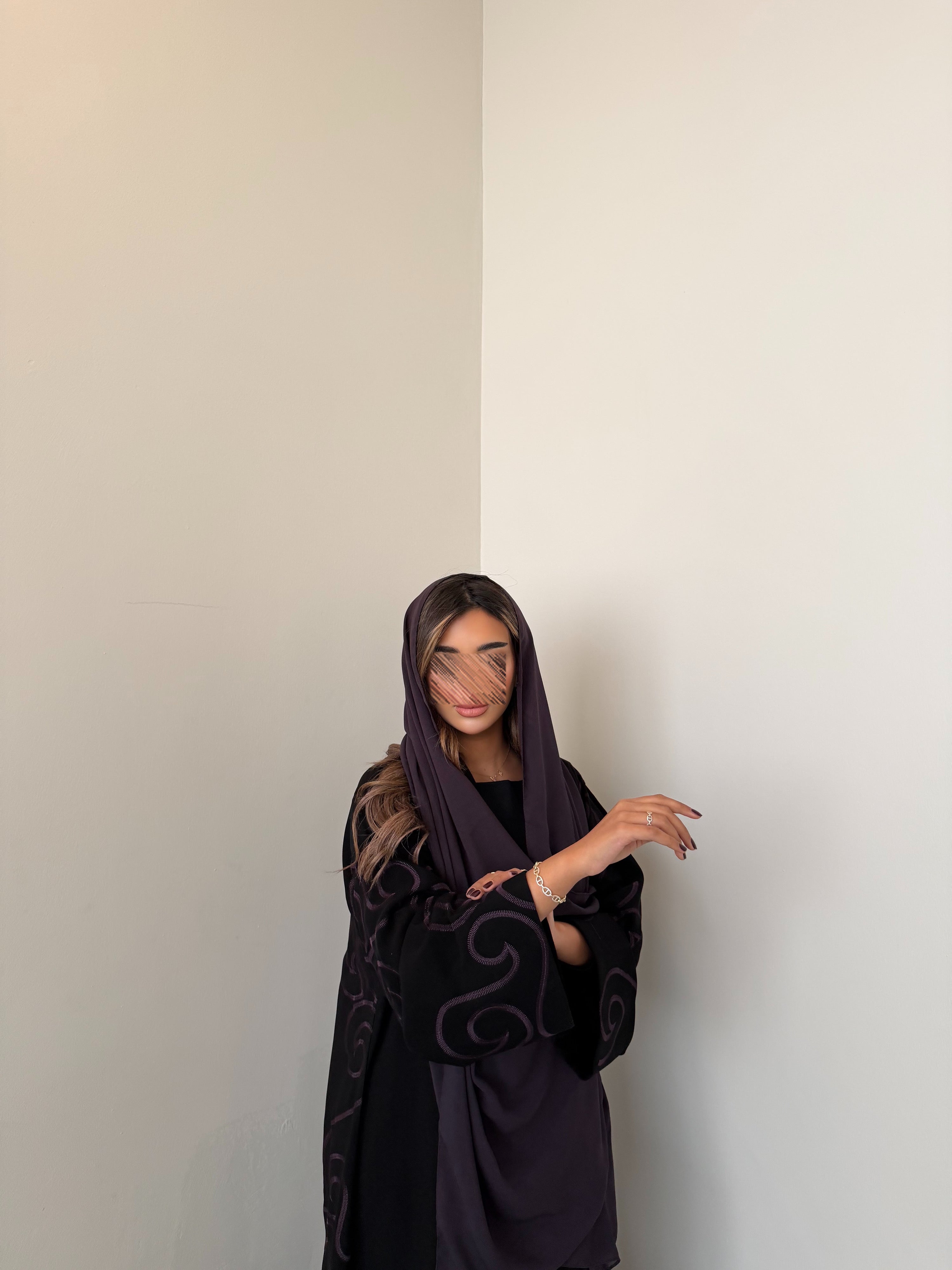 MWT1049 - عباية اسود بتطريز من الخلف - Aya