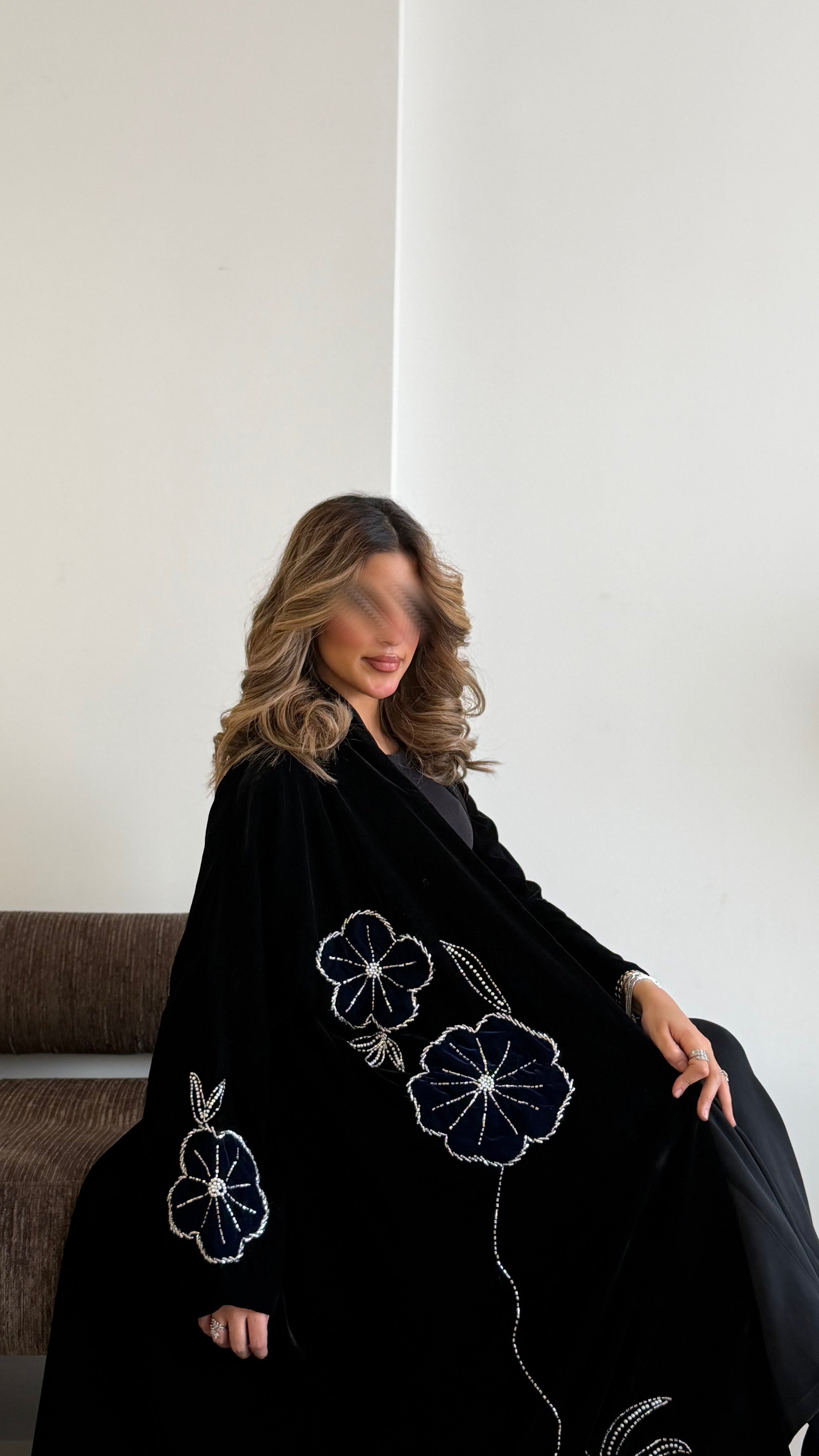 MWT542 - عباية مخمل مع تطريز وشك - Aya