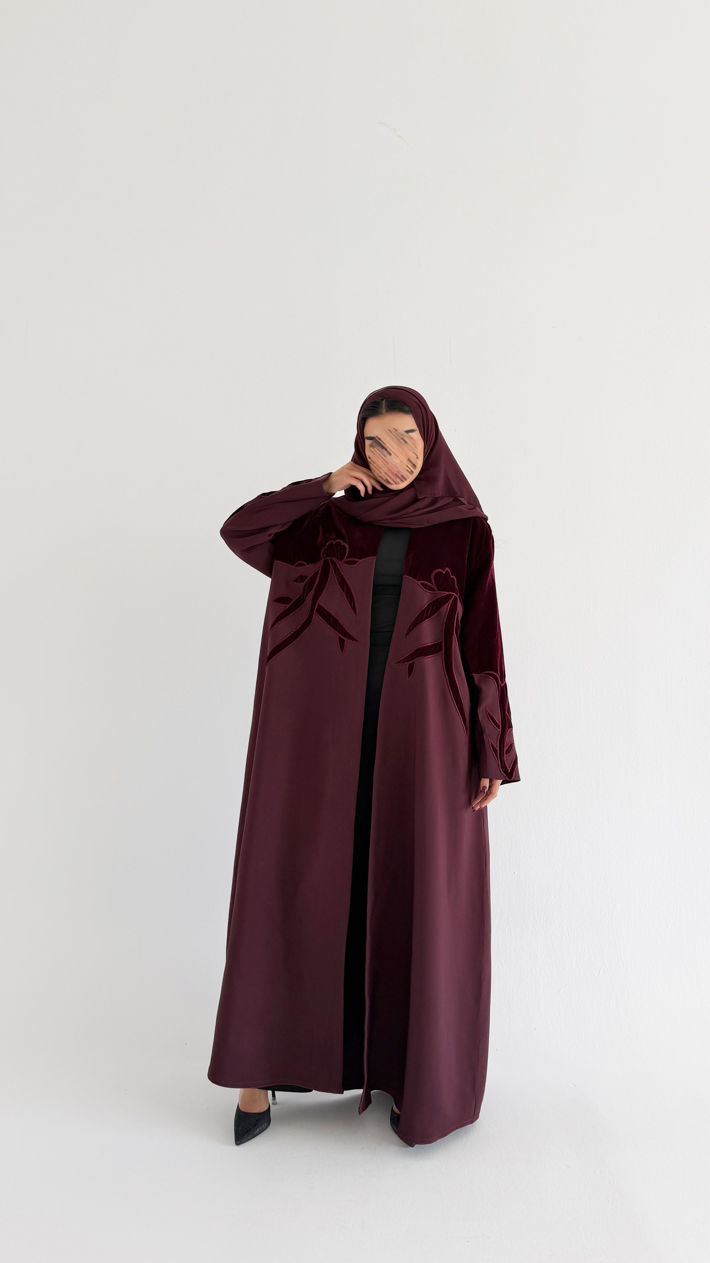 MWT897 - عبايه كريب مع تدخيله مخمل بشكل وردات - Aya