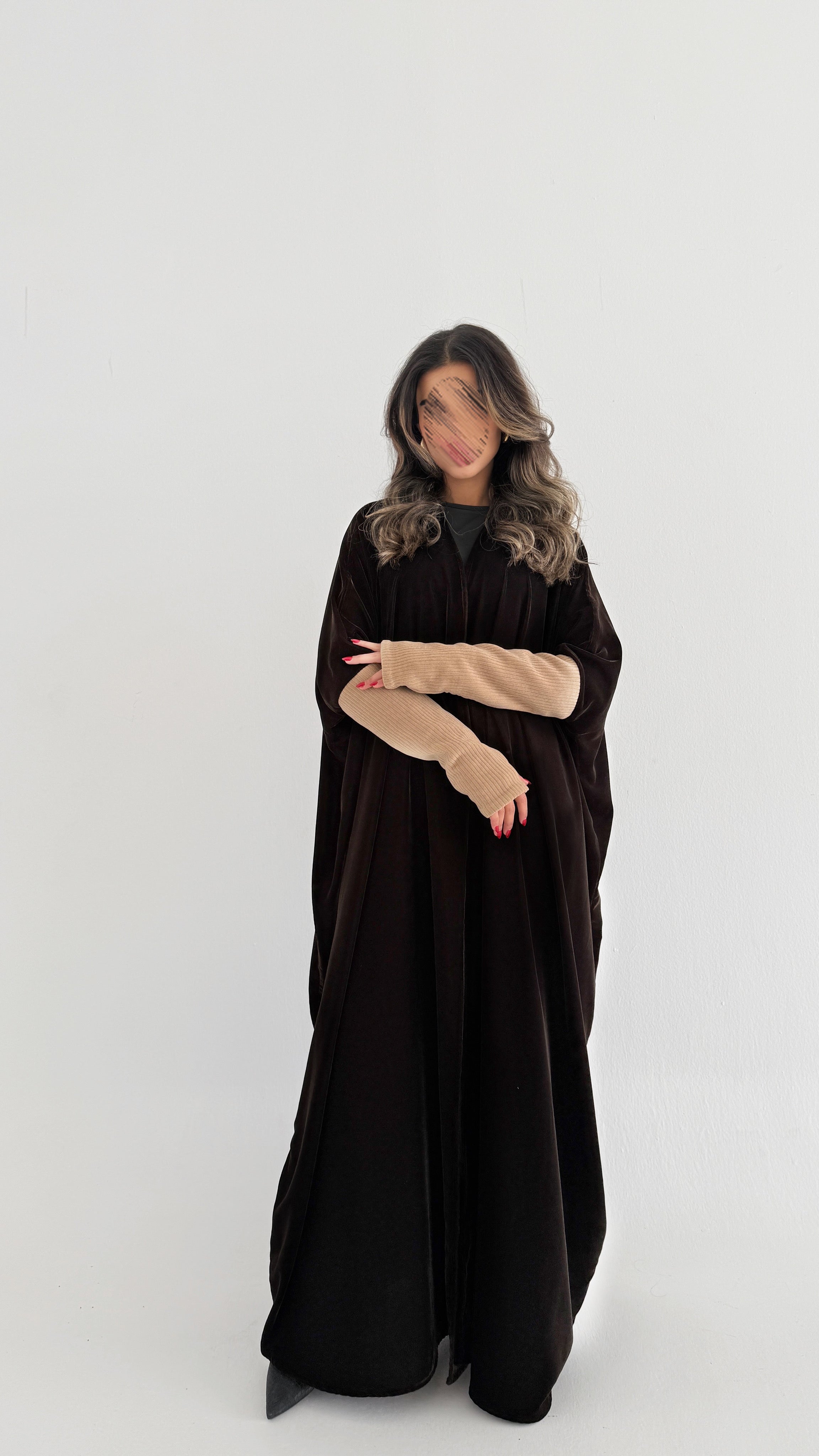 MWT748 - عباية مخمل بأكمام استرتش - Aya