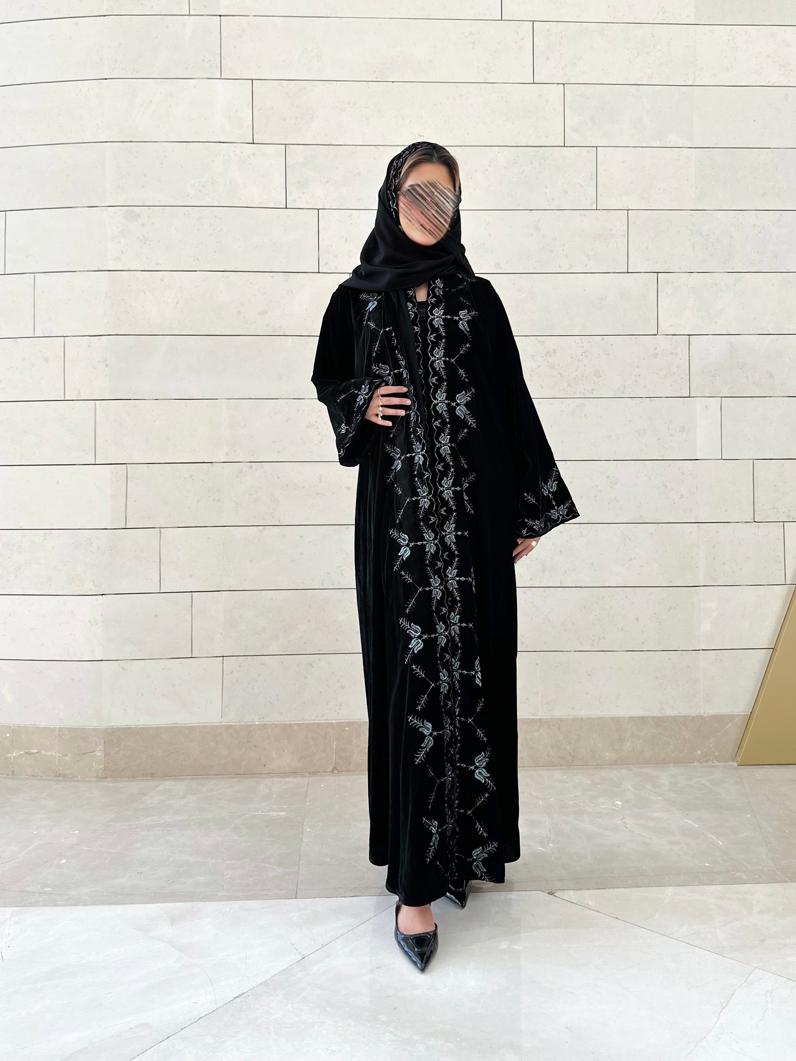MWT549 - عباية مخمل مع تطريز بالكامل