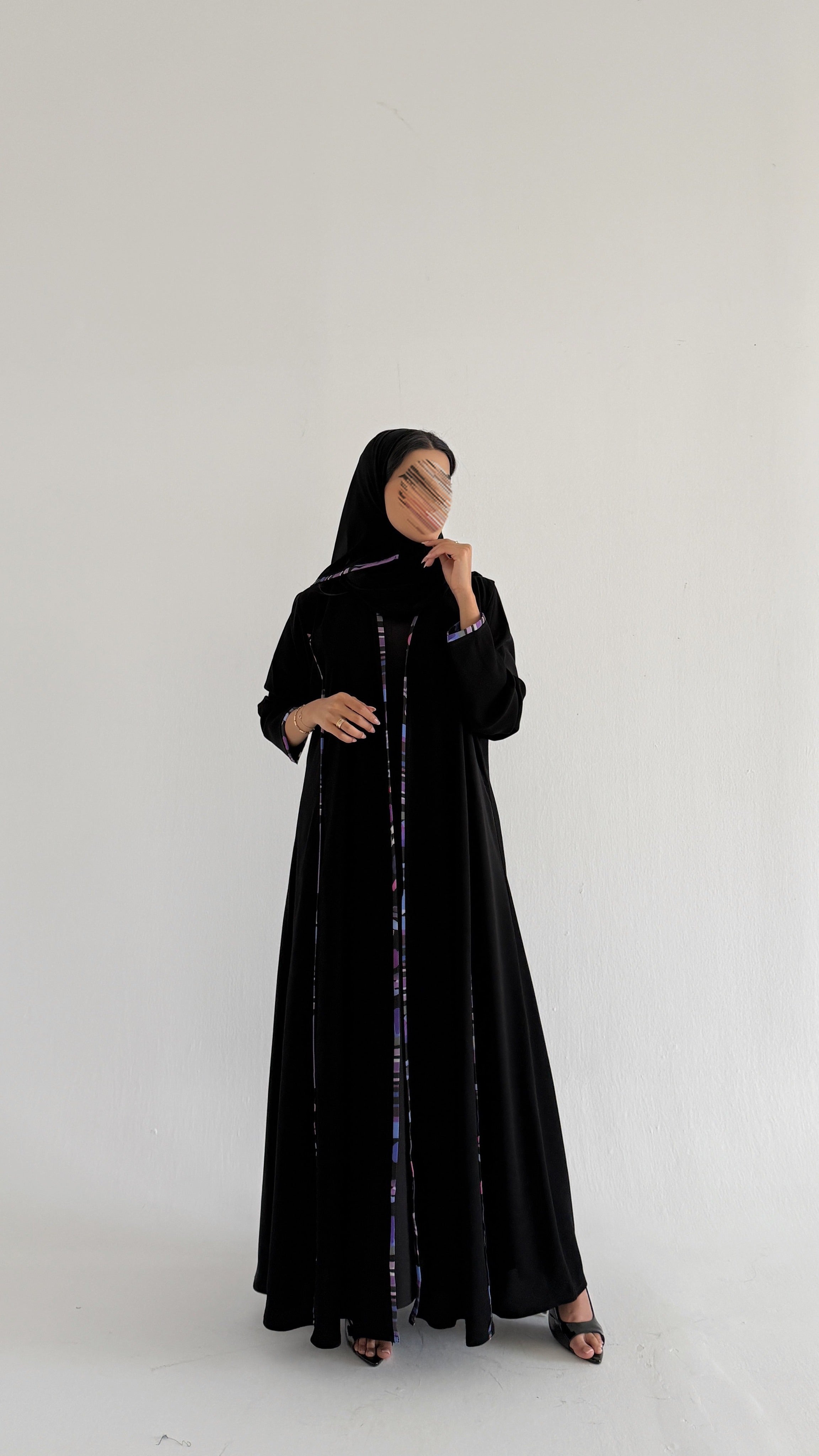 MWT2118 - عباية كريب اسود بتدخيلة أكمام بيج