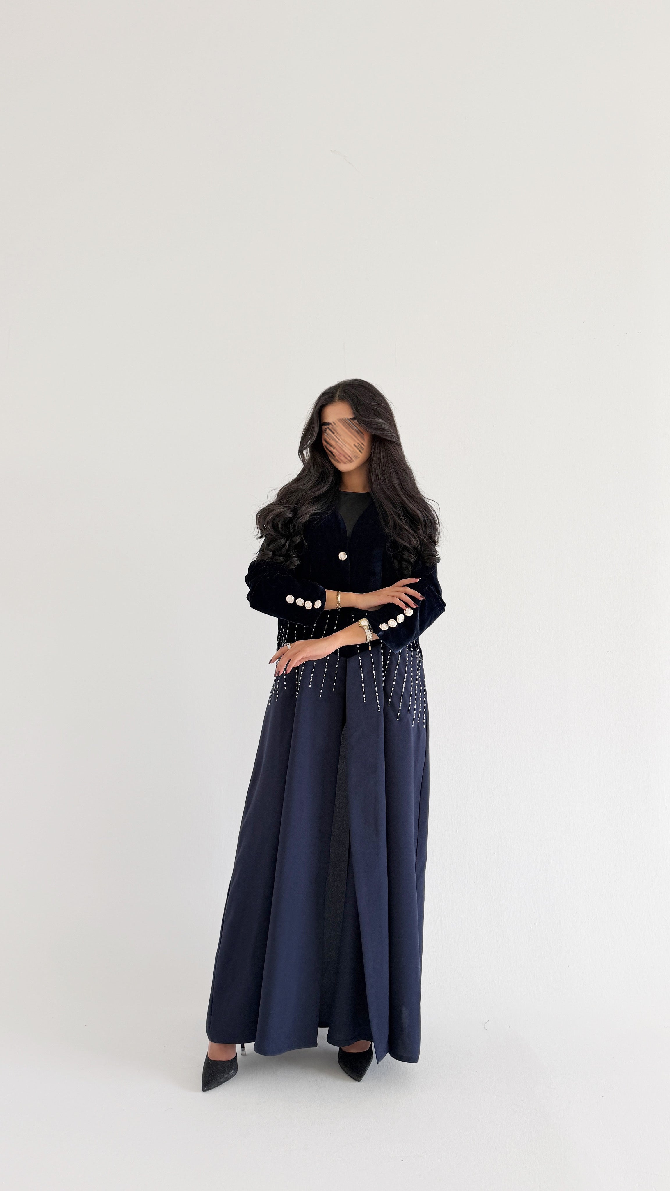 MW2018 - عباية مخمل اس اس مع اضافة الكتان وشك يدوي بالصدر - Aya