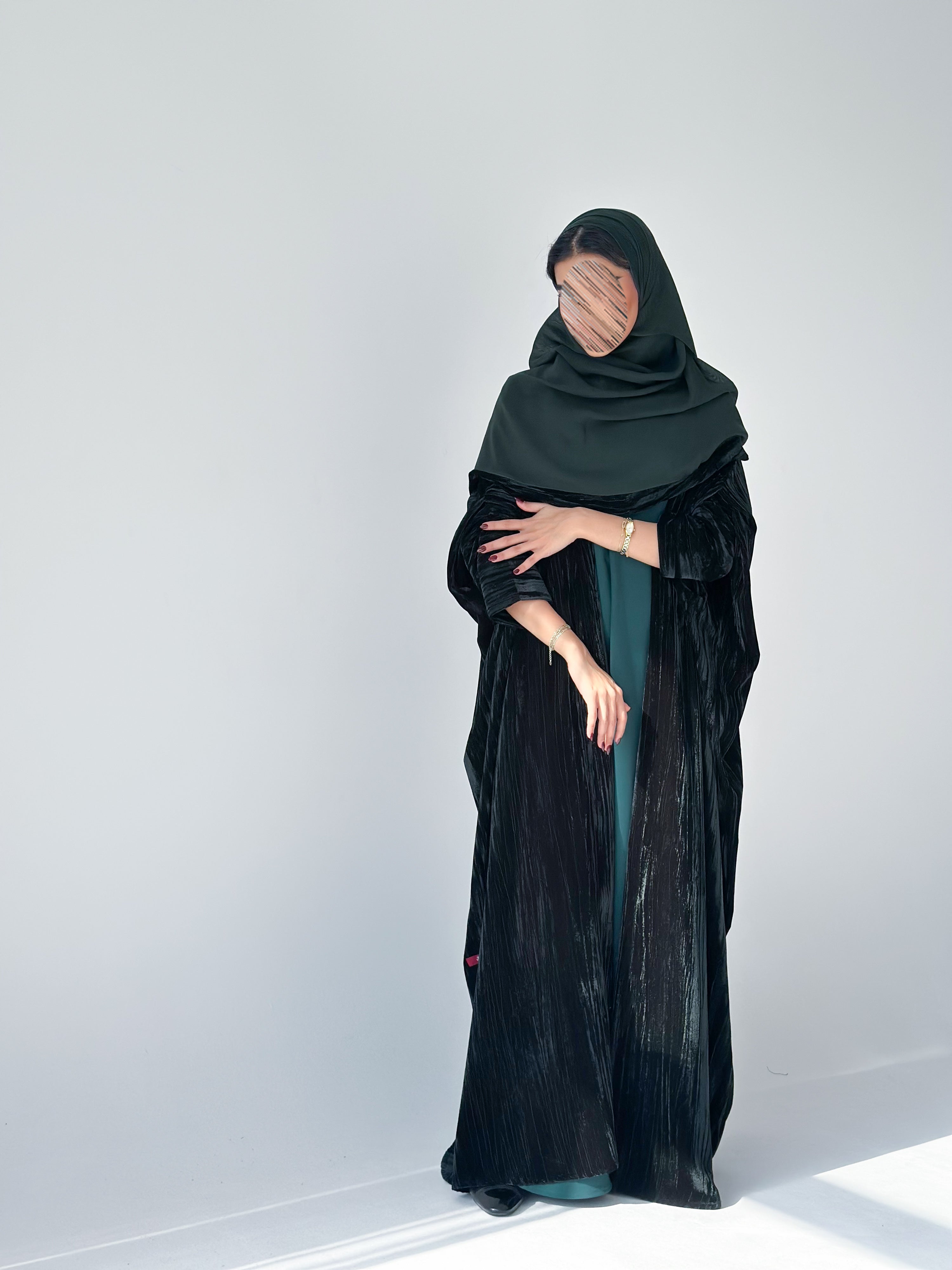 MW1888 - عباية مخمل مع فستان كريب