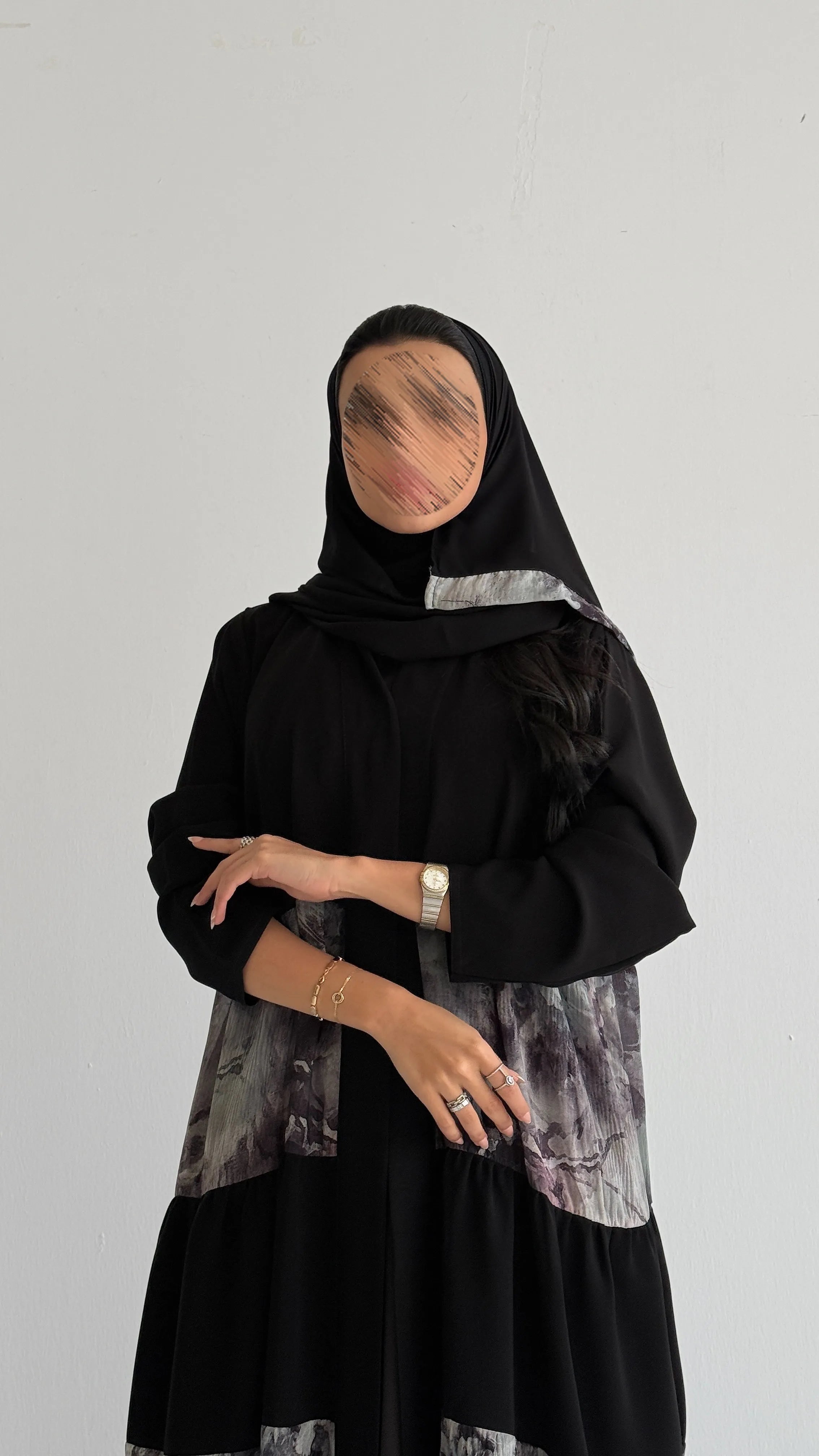 MW428 - عباية سوداء بقصات مع قماش مكسر - Aya
