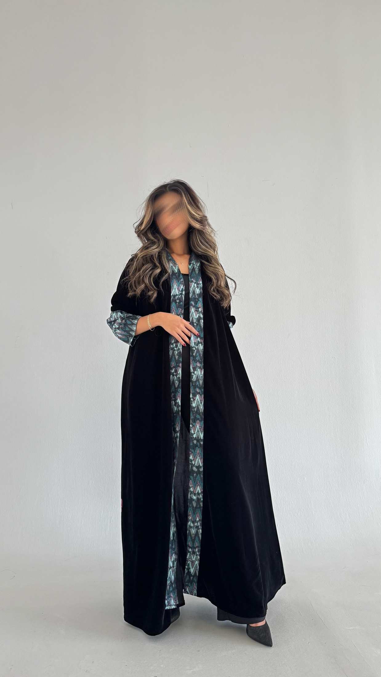 MWT561 - عباية مخمل مع تدخيلة الوان - Aya