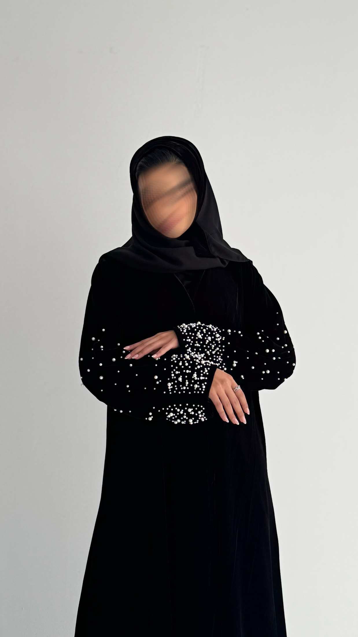 MWT698 - عباية مخمل مع لؤلؤ  بالاكمام - Aya