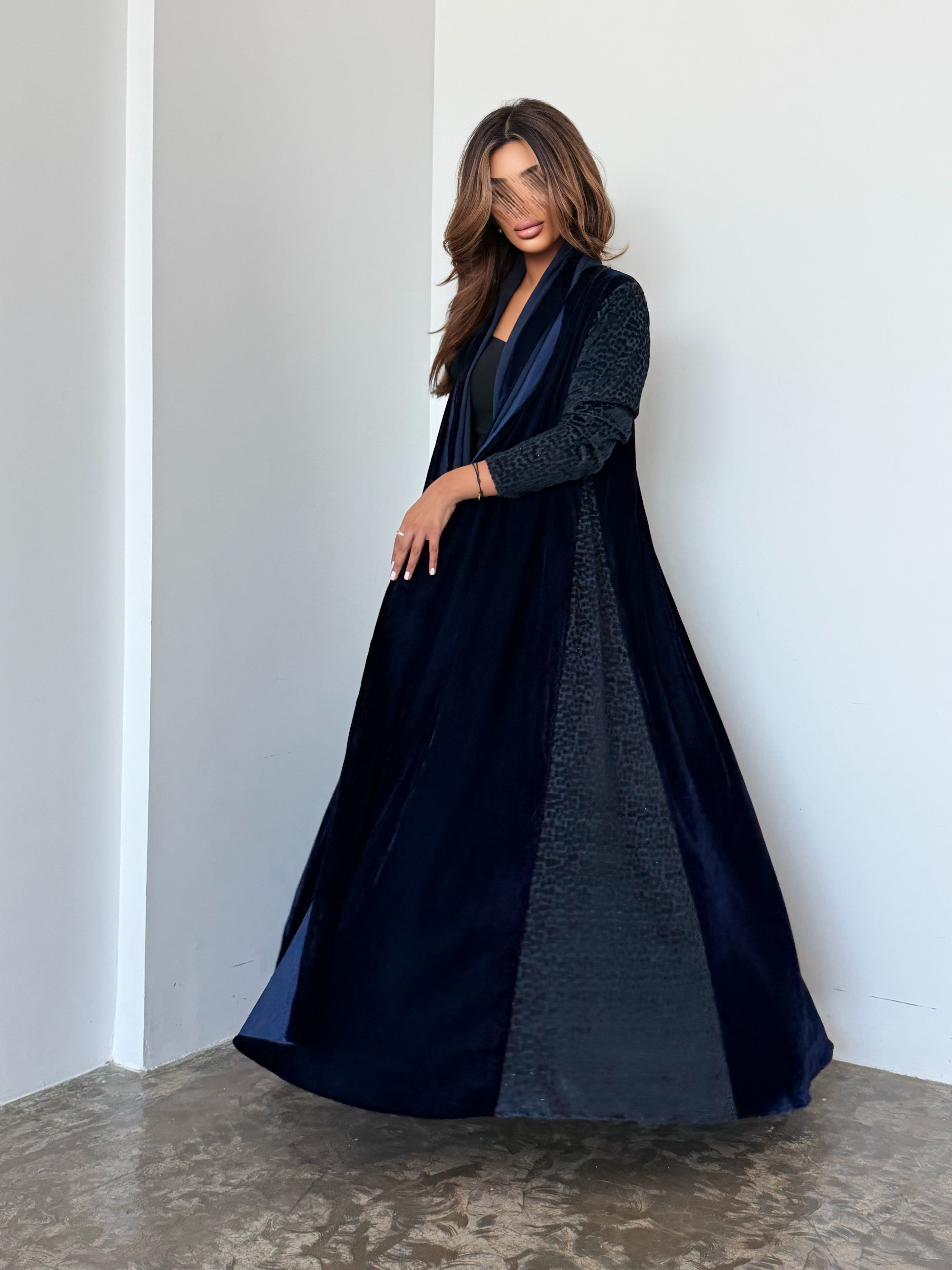 MWT954 - عباية مخمل مع تدخيلة لمعه بالاكمام والجوانب