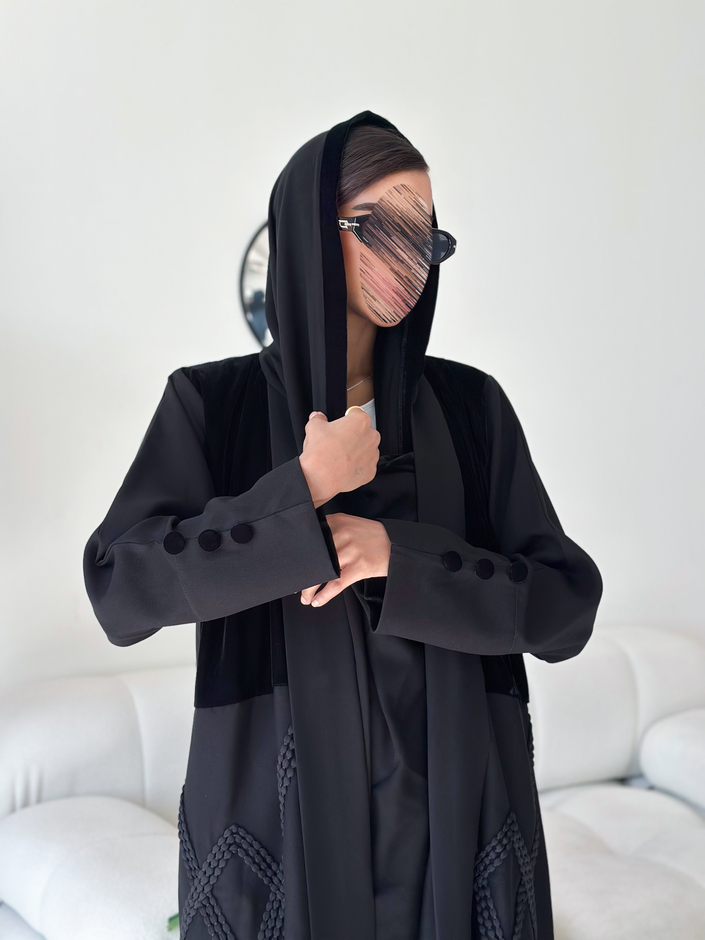 MWT559 - عباية مخمل مع تطريز أسود