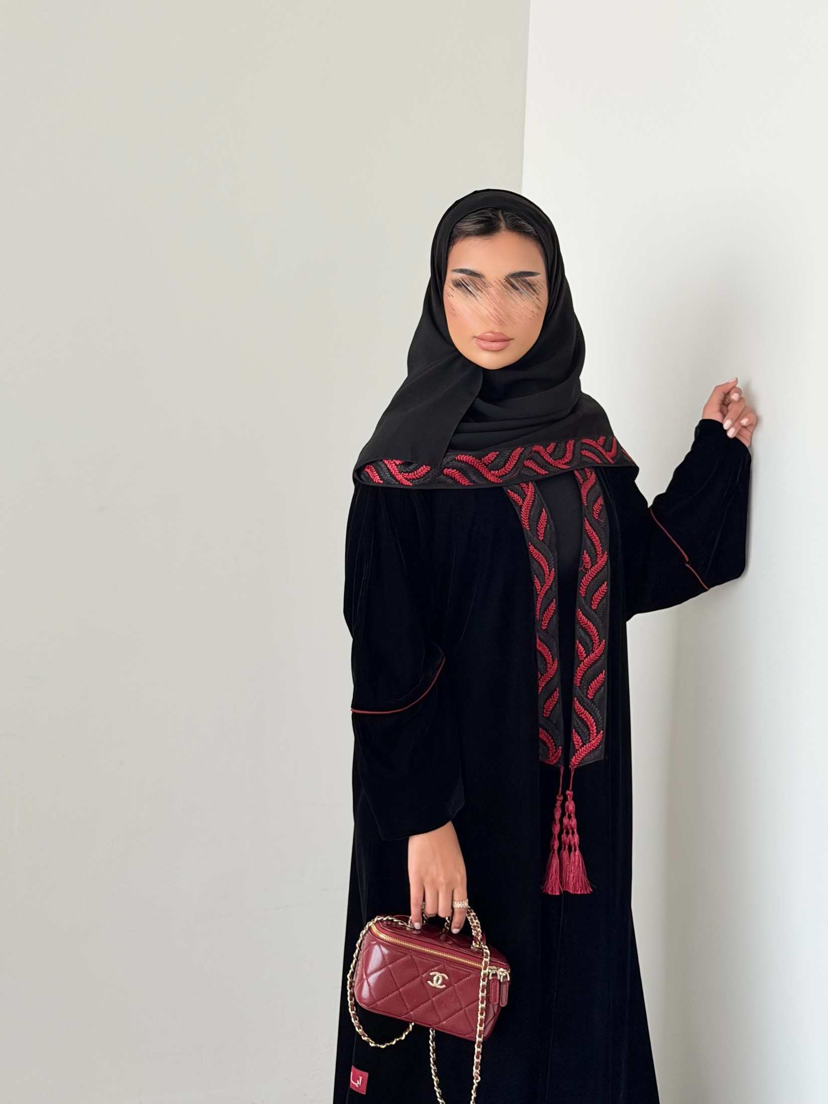 MWT967 - عبايه مخمل مع تدخيله كلفه احمر - Aya