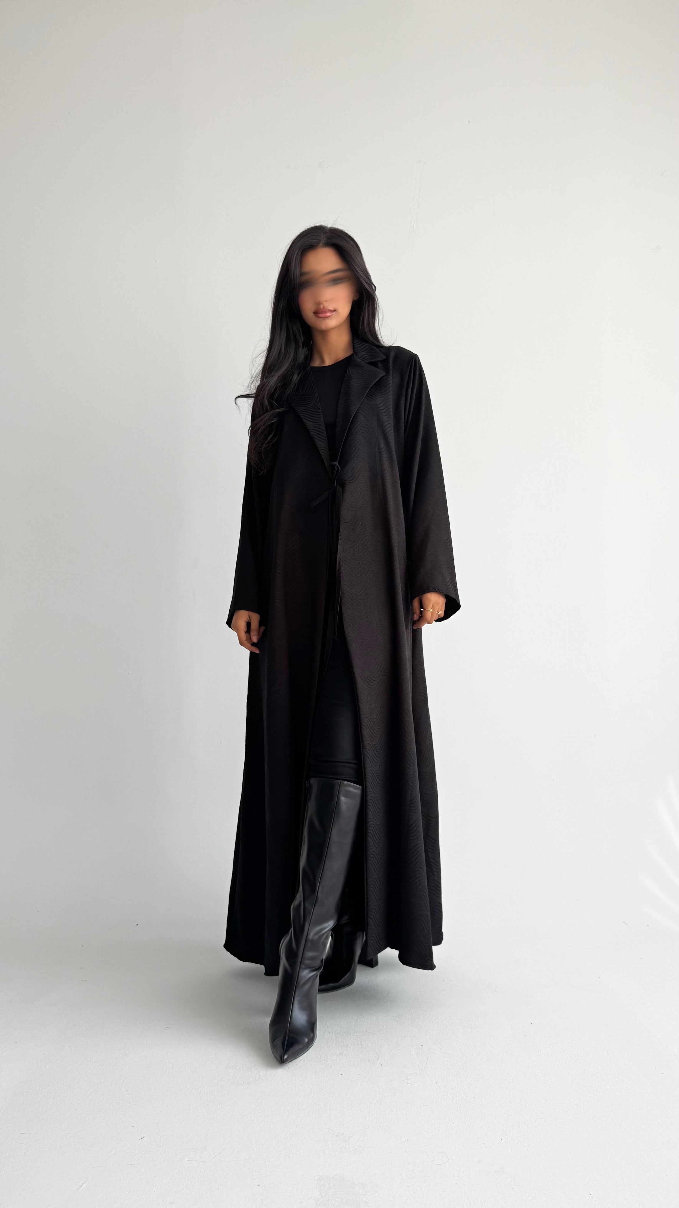 MW1844 - عباية جاكار فاخرة بتصميم ياقة بليزر ناعم مع ربطة أمامية تمنحك إطلالة راقية وعصرية - Aya