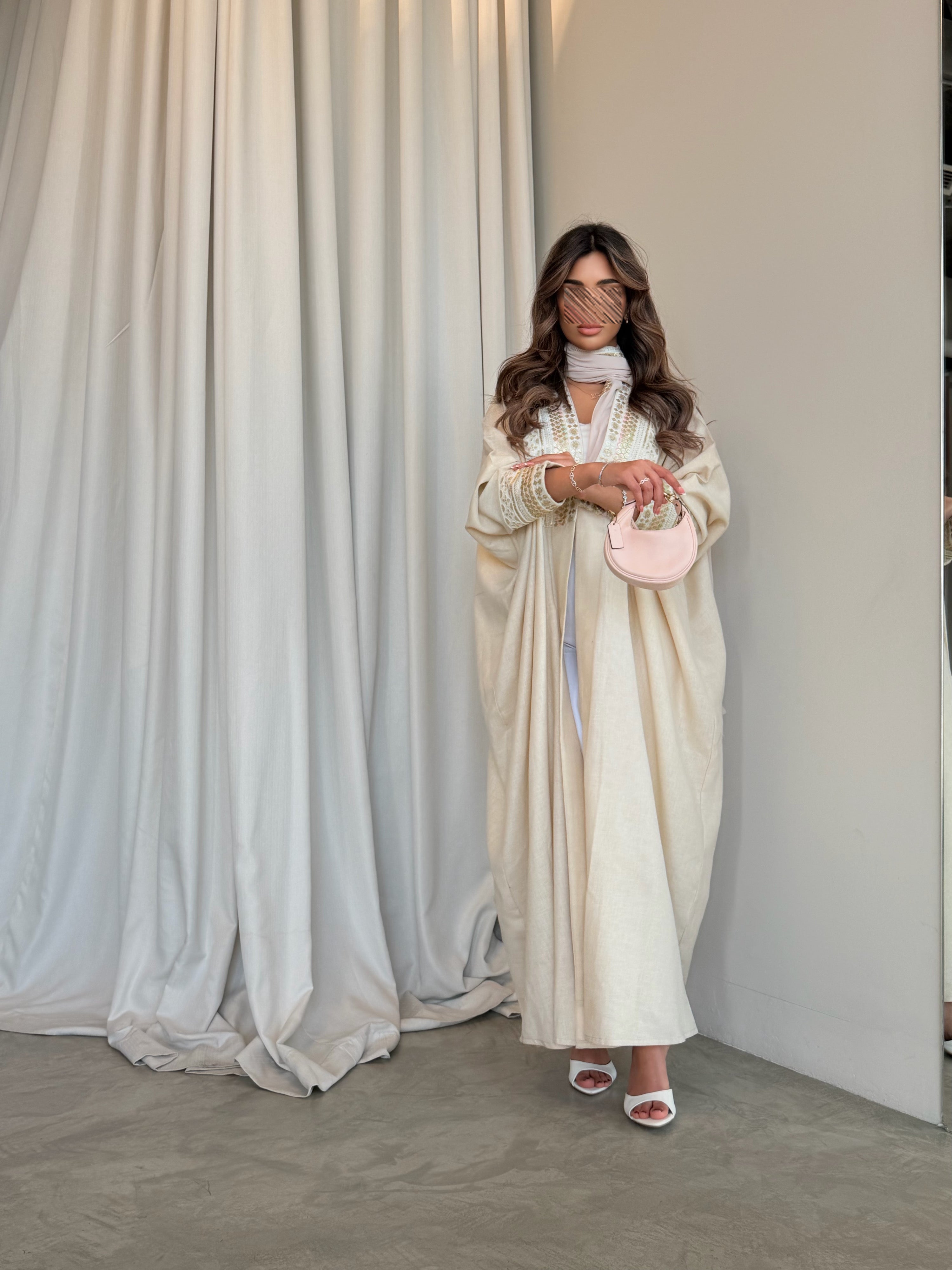 MWT5028 -لينن بيج قصة نص بشت مع كلفه مطرزه بالطرحة الأمام والأكمام والخلف - Aya