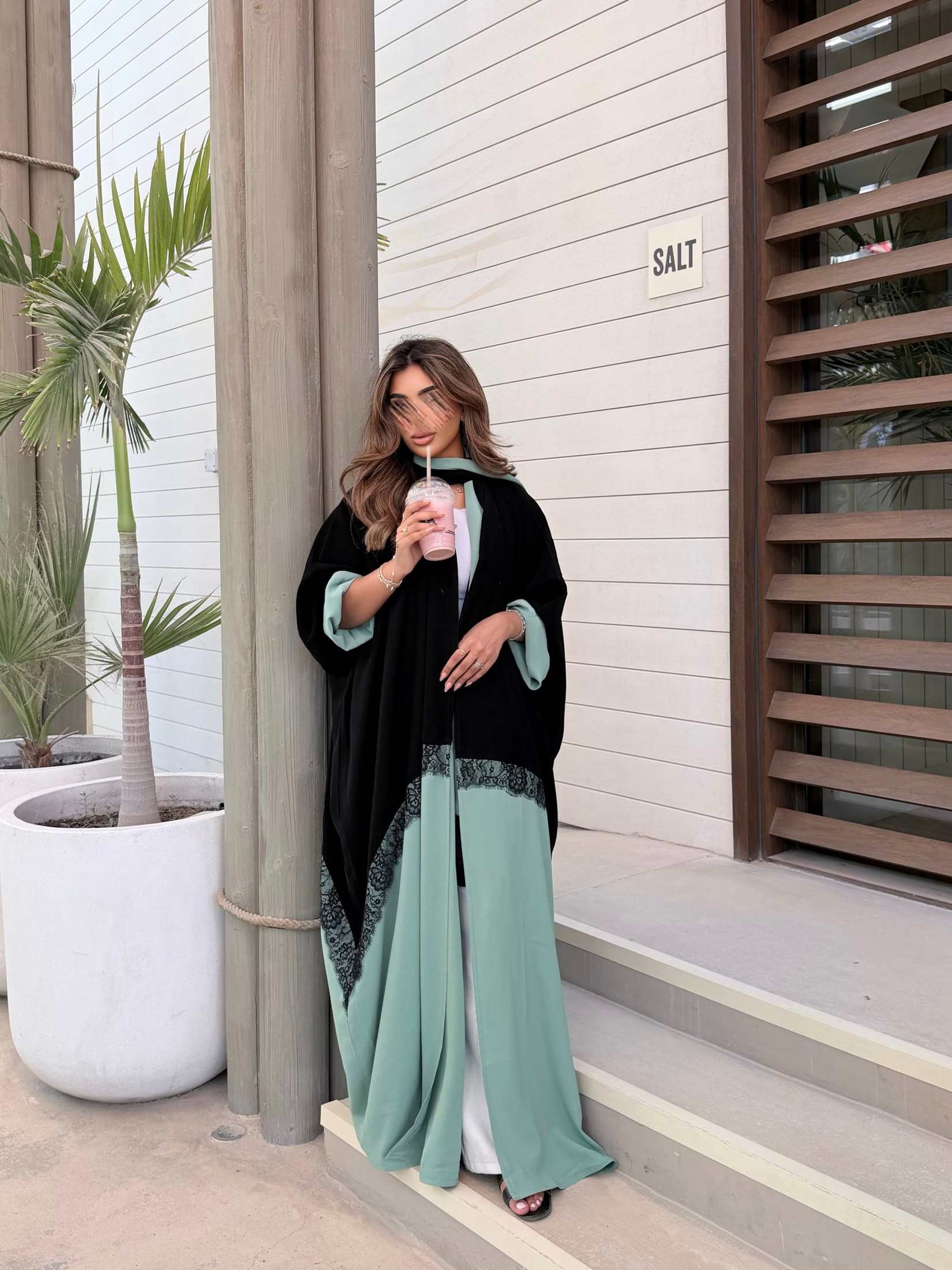 MWT5144 - عباية ترندي بقماش كريب اسود مع تدخيلات دانتيل - Aya