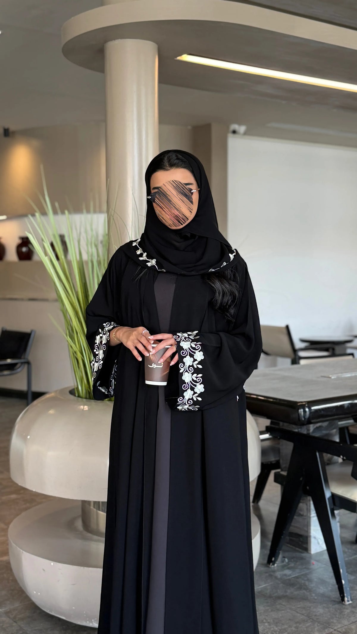 MW453 -  عباية سوداء مطرزه ورود بيضاء