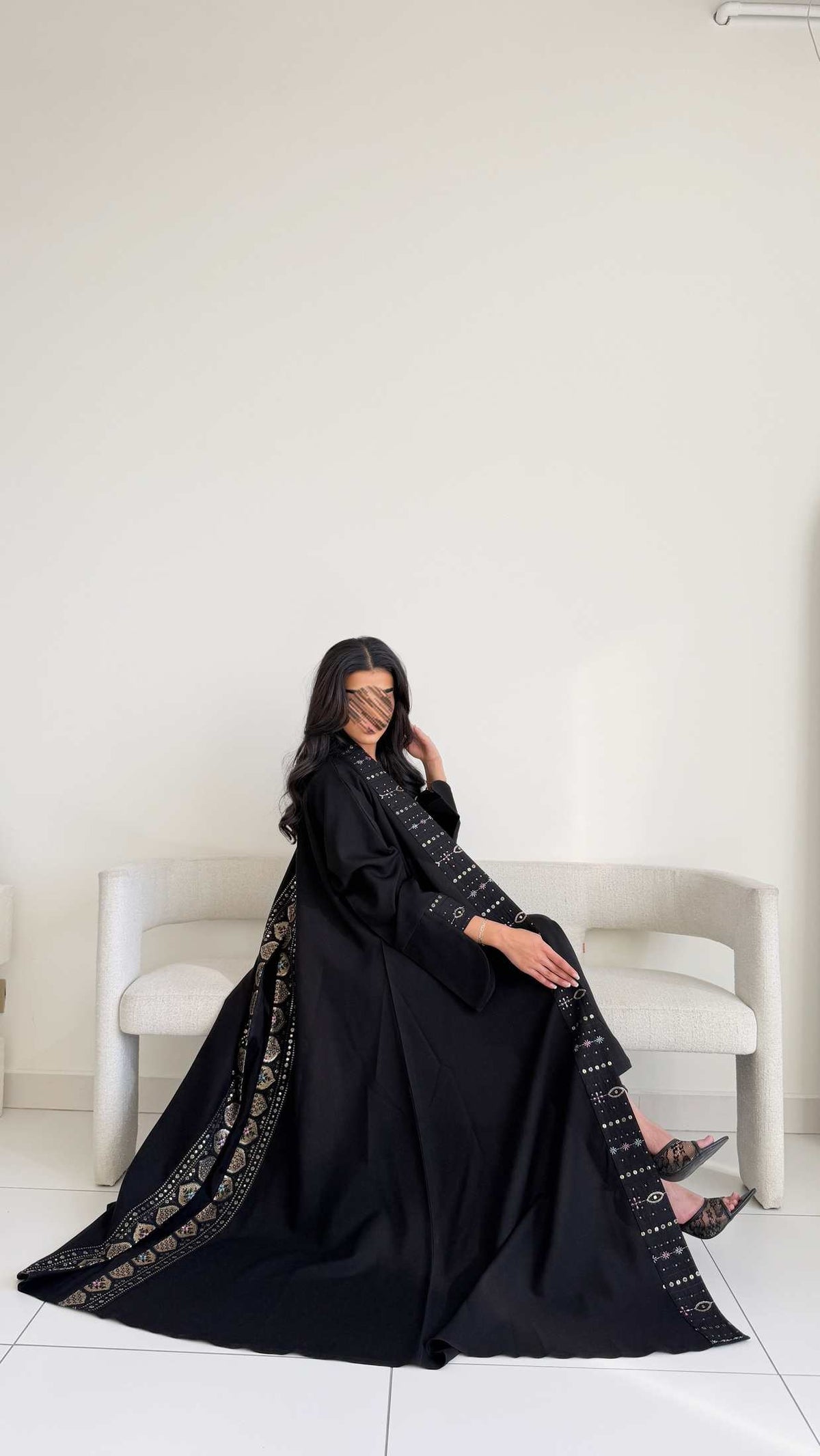 MWT1129 - عباية اسود بتدخيلة لينن تطريز - Aya