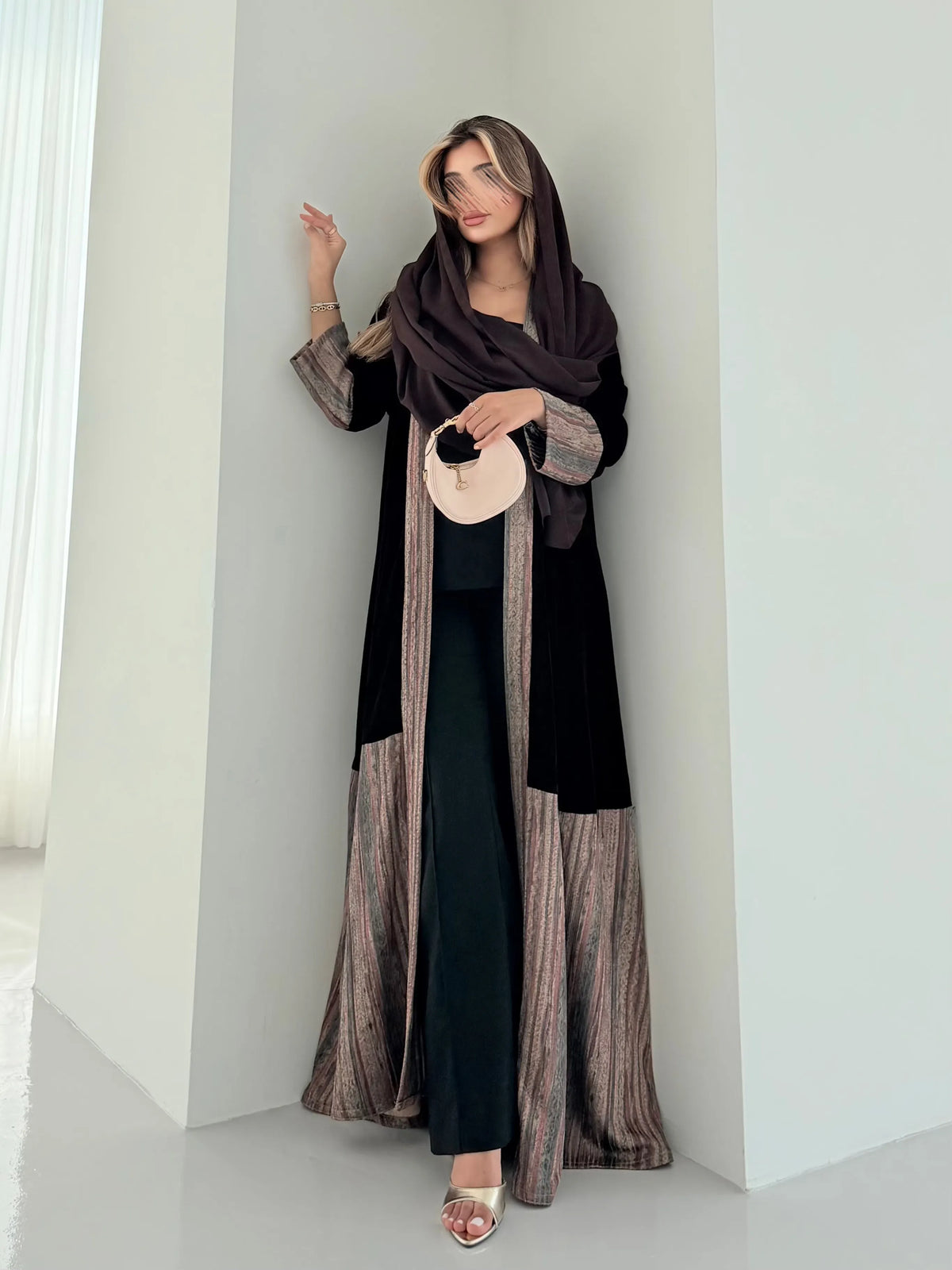 MWT5268 - عباية مخمل سادة مع طباعة بقصة ناعمة - Aya