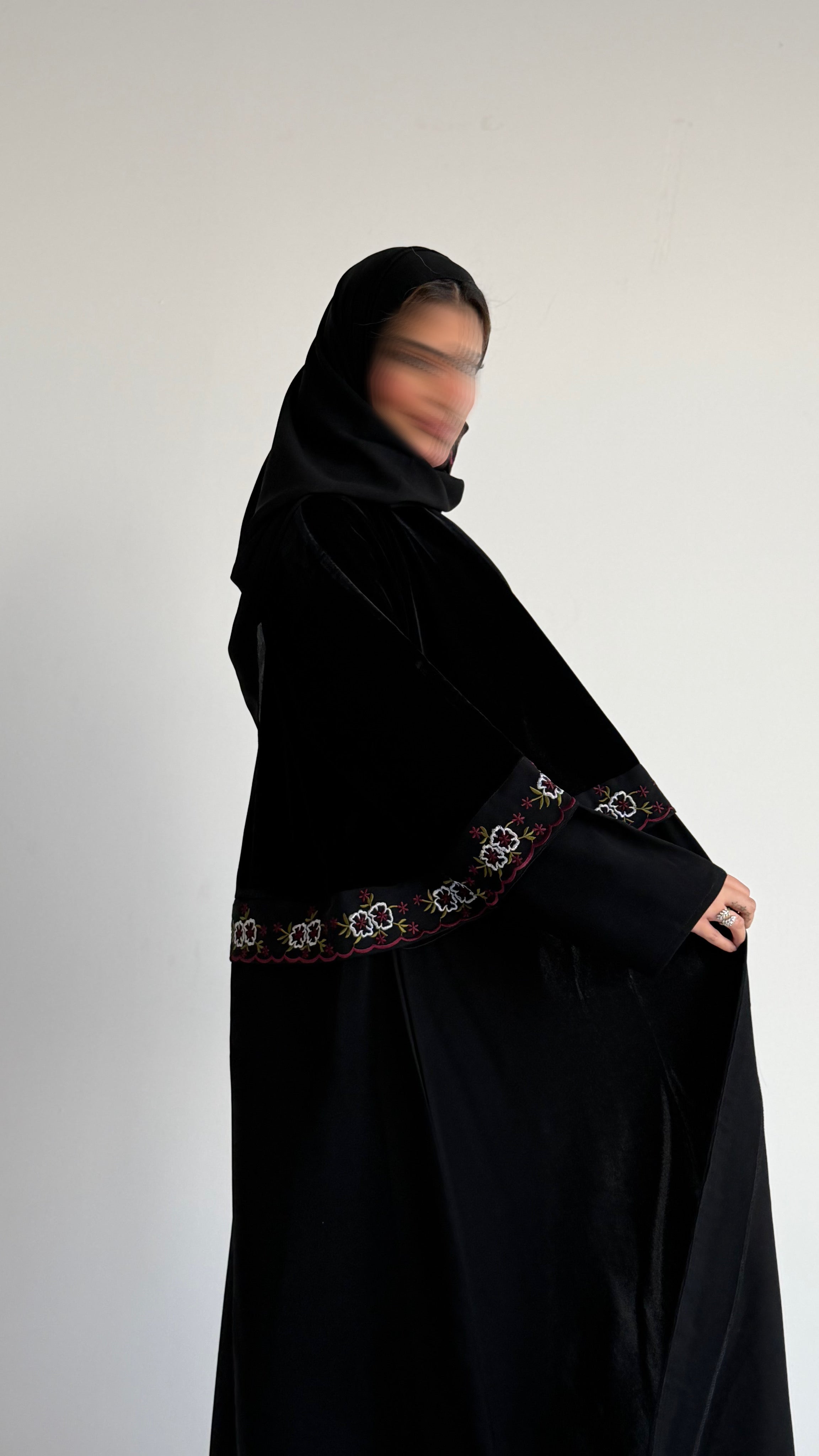 MW1779 - عباية مخمل من تحت قماش كريب الرياض ‏كلفه تطريز كمبيوتر - Aya