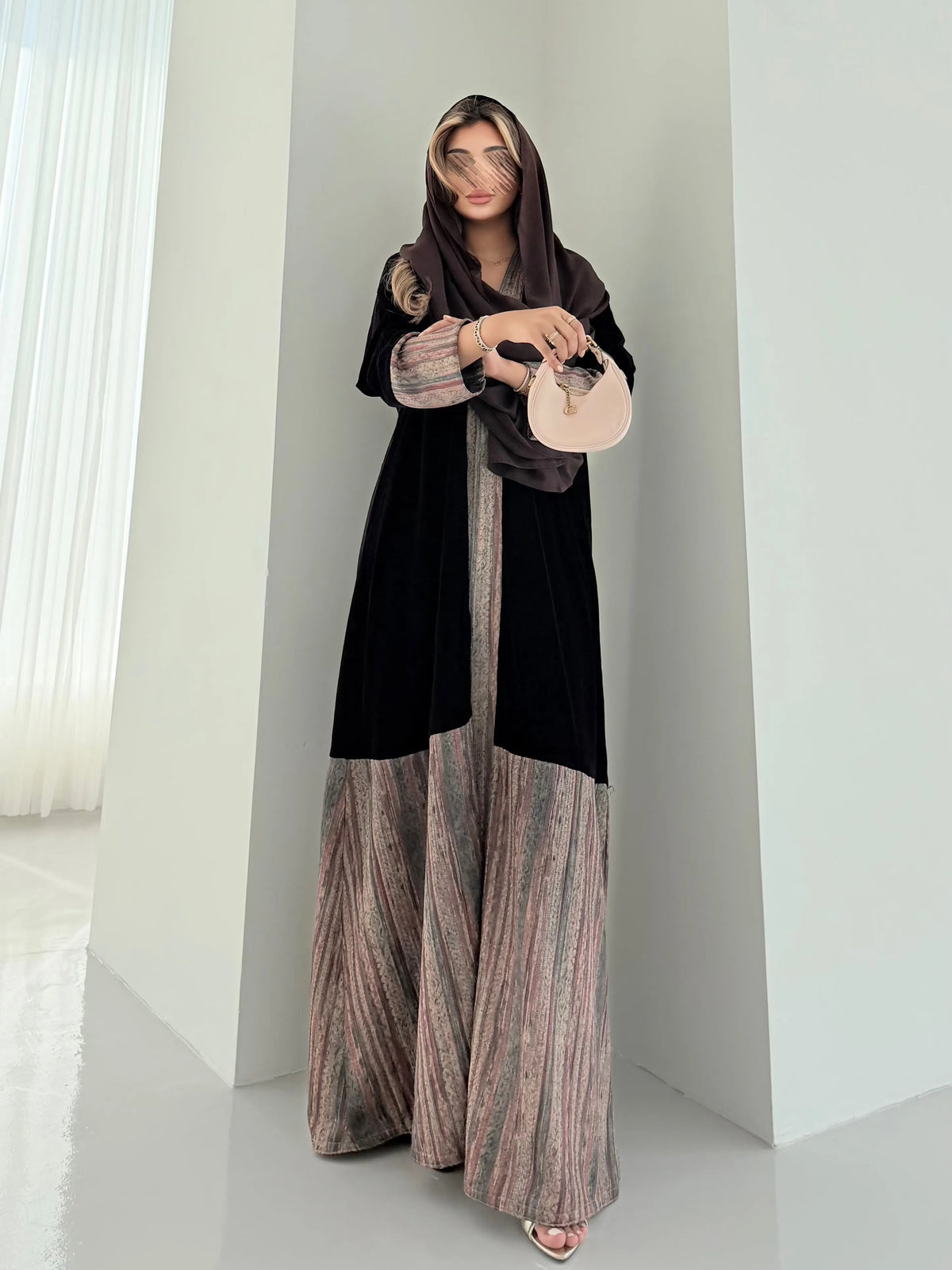 MWT5268 - عباية مخمل سادة مع طباعة بقصة ناعمة - Aya