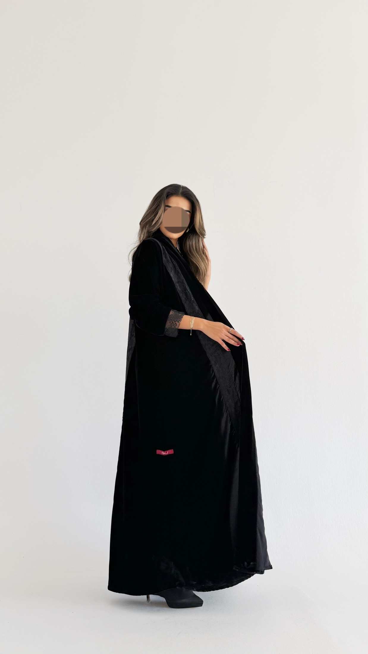 MWE910 - عباية مخمل مع اطراف دانتيل - Aya