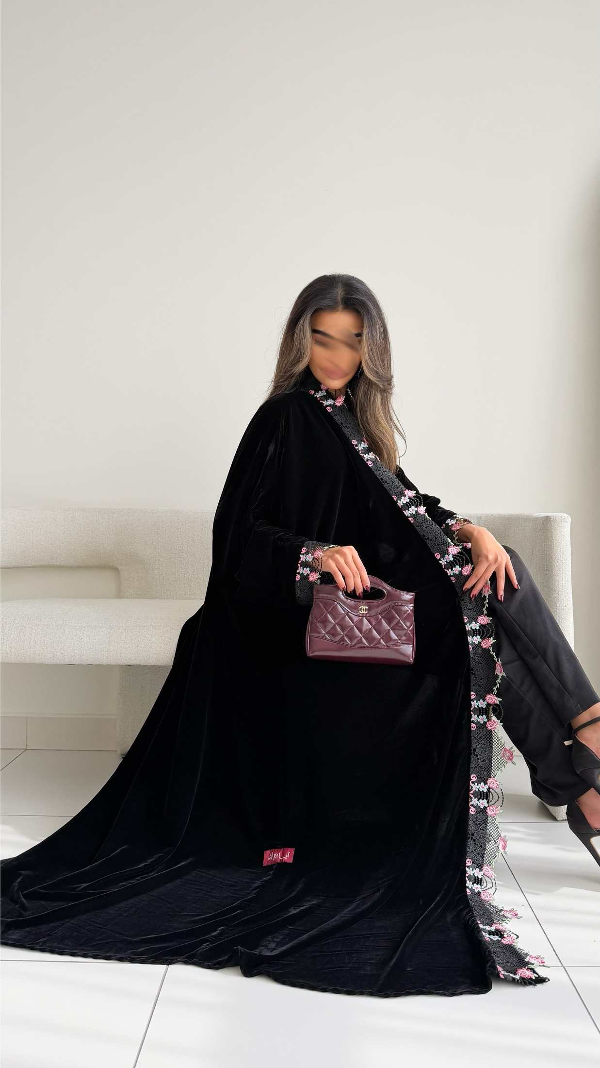 MWT735 - عباية مخمل اسود مع  تدخيلة كلفه ورود - Aya