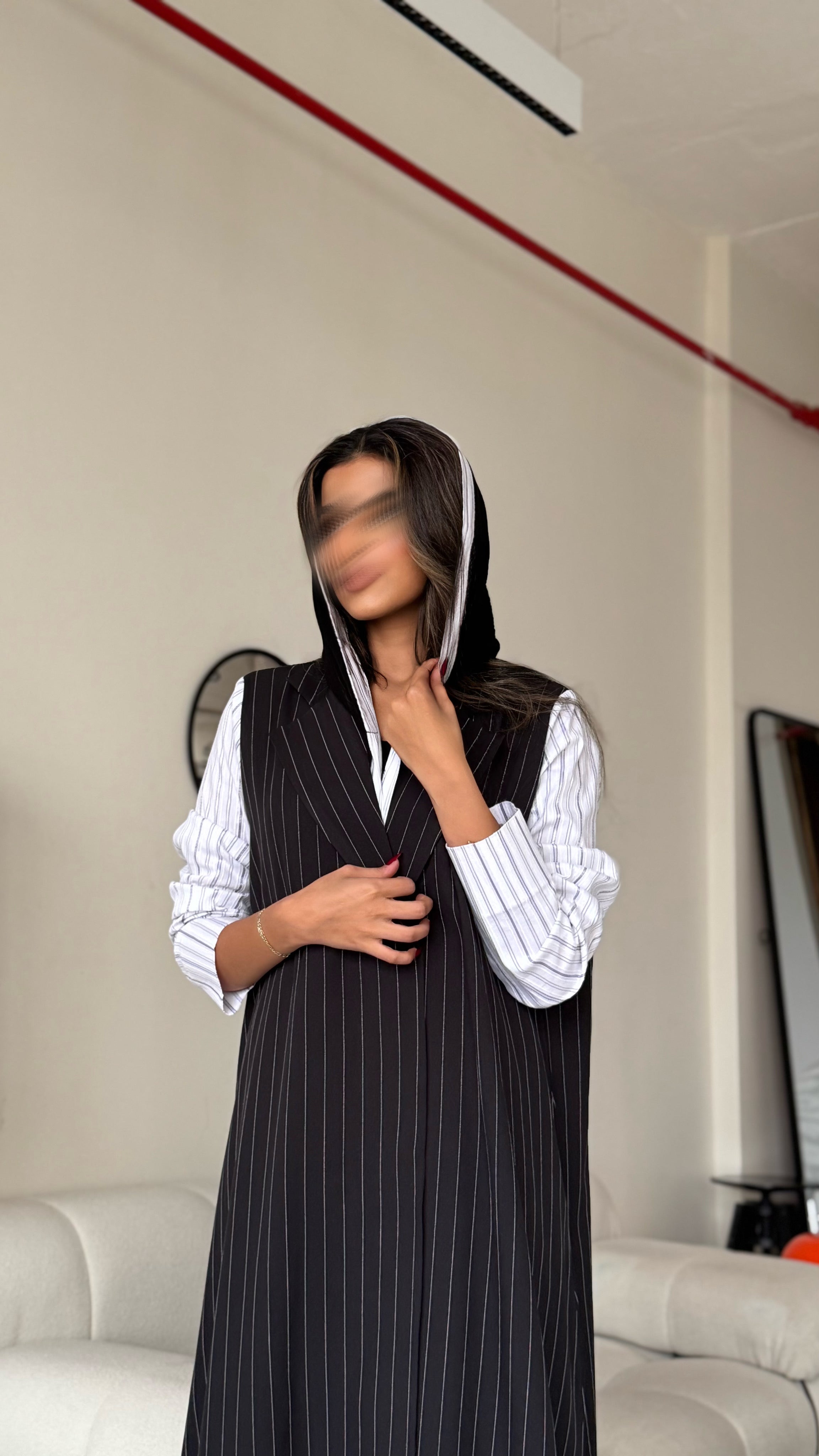MWT315 - عباية اسود مقلم مع تدخيله ابيض مقلم - Aya