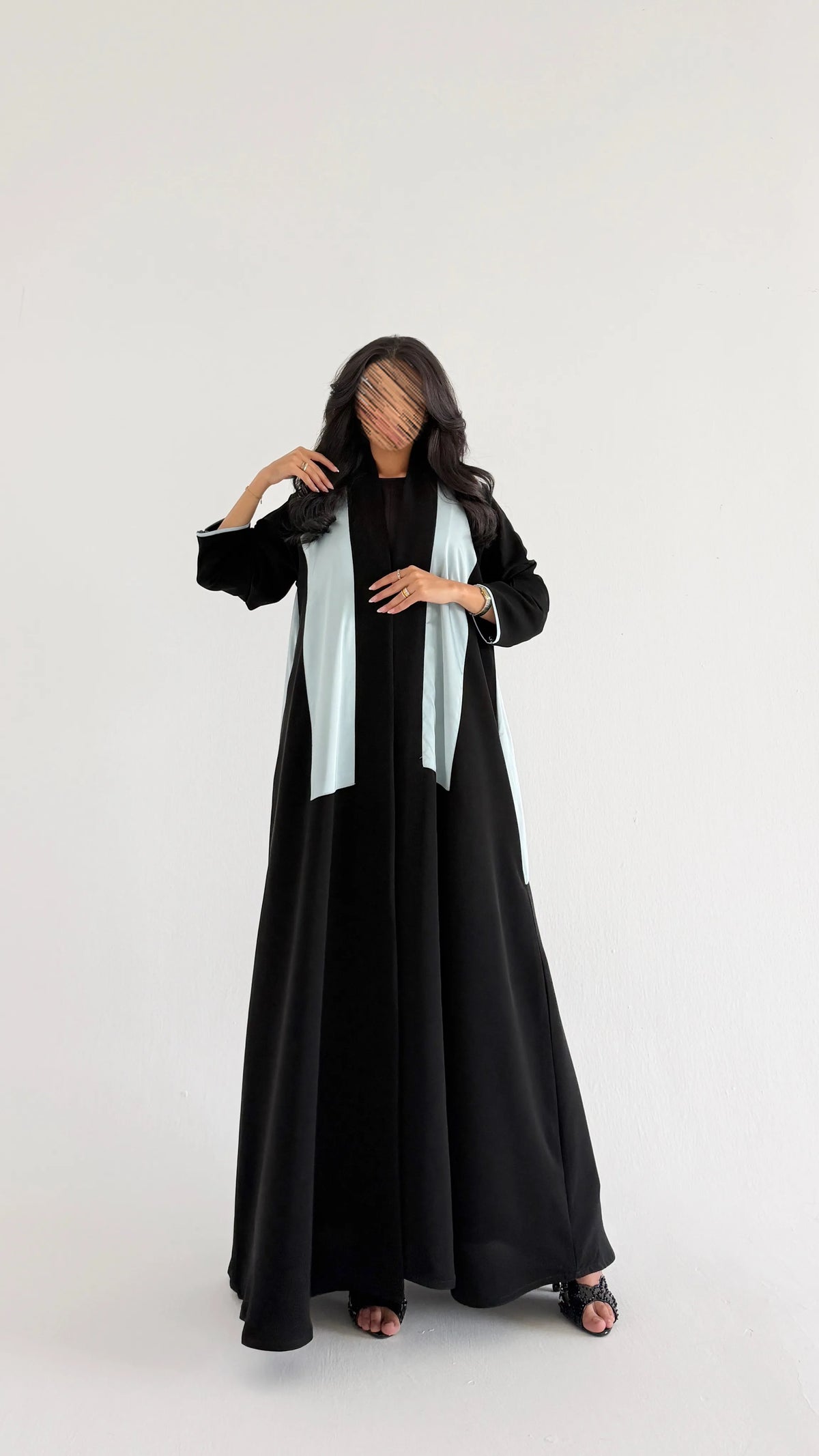 MWT5251 - عباية اسود ناعمة و مميزه مع تدخيلات لون سماوي