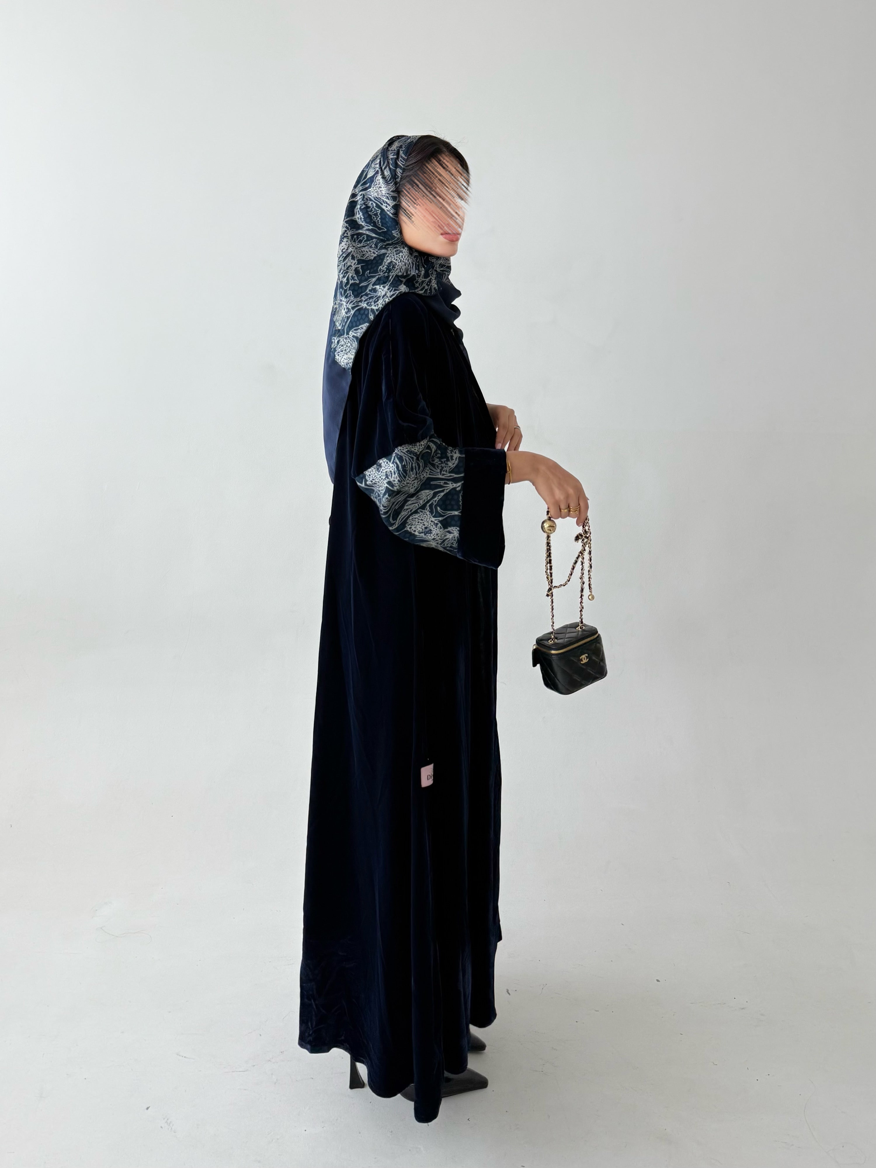 MWT810 - عباية مخمل مع تدخيلة مشجر