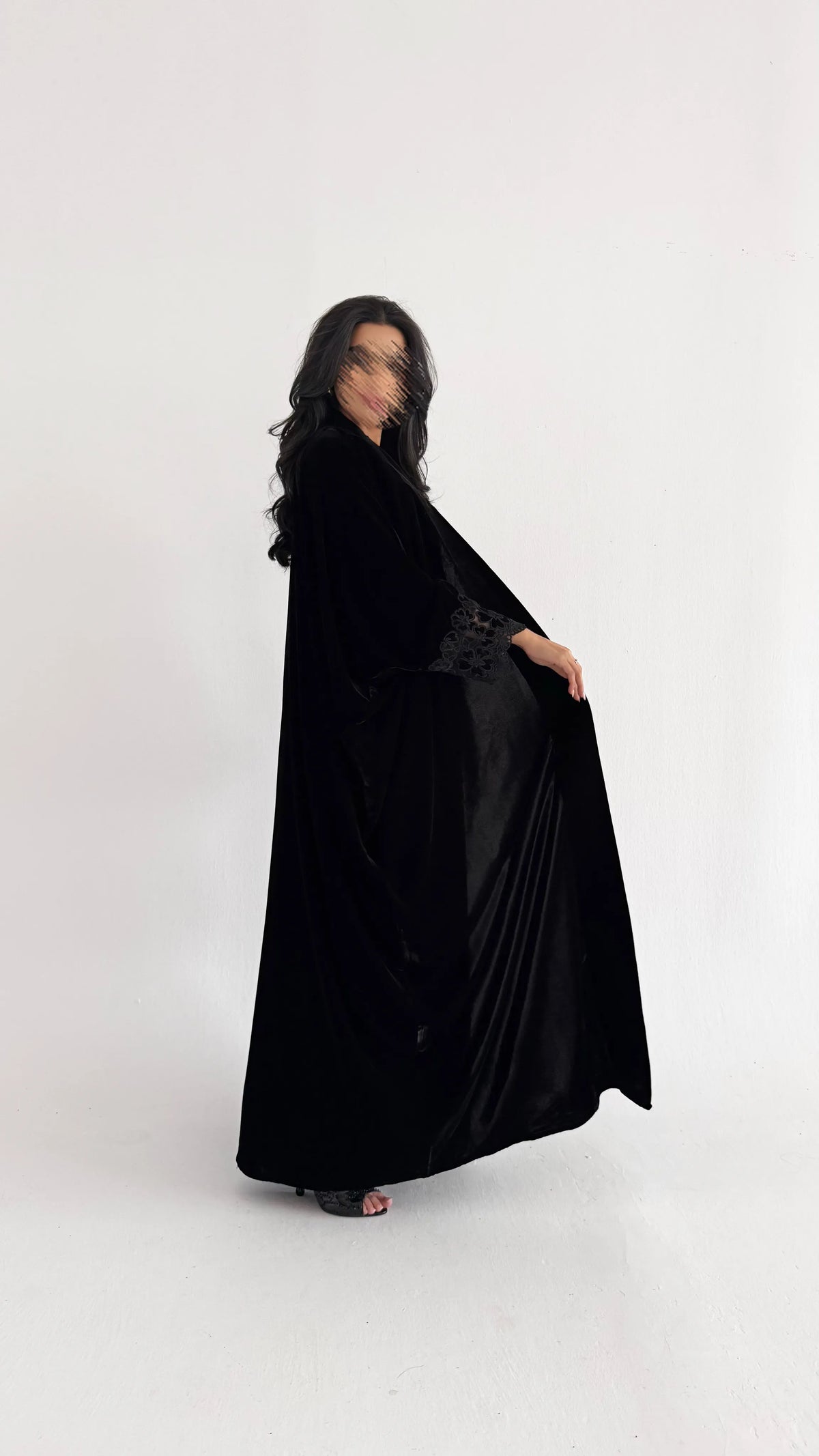 MW526  - عبايه سوداء مخمل نص بشت مع كم مزين بكلفة مخمل - Aya