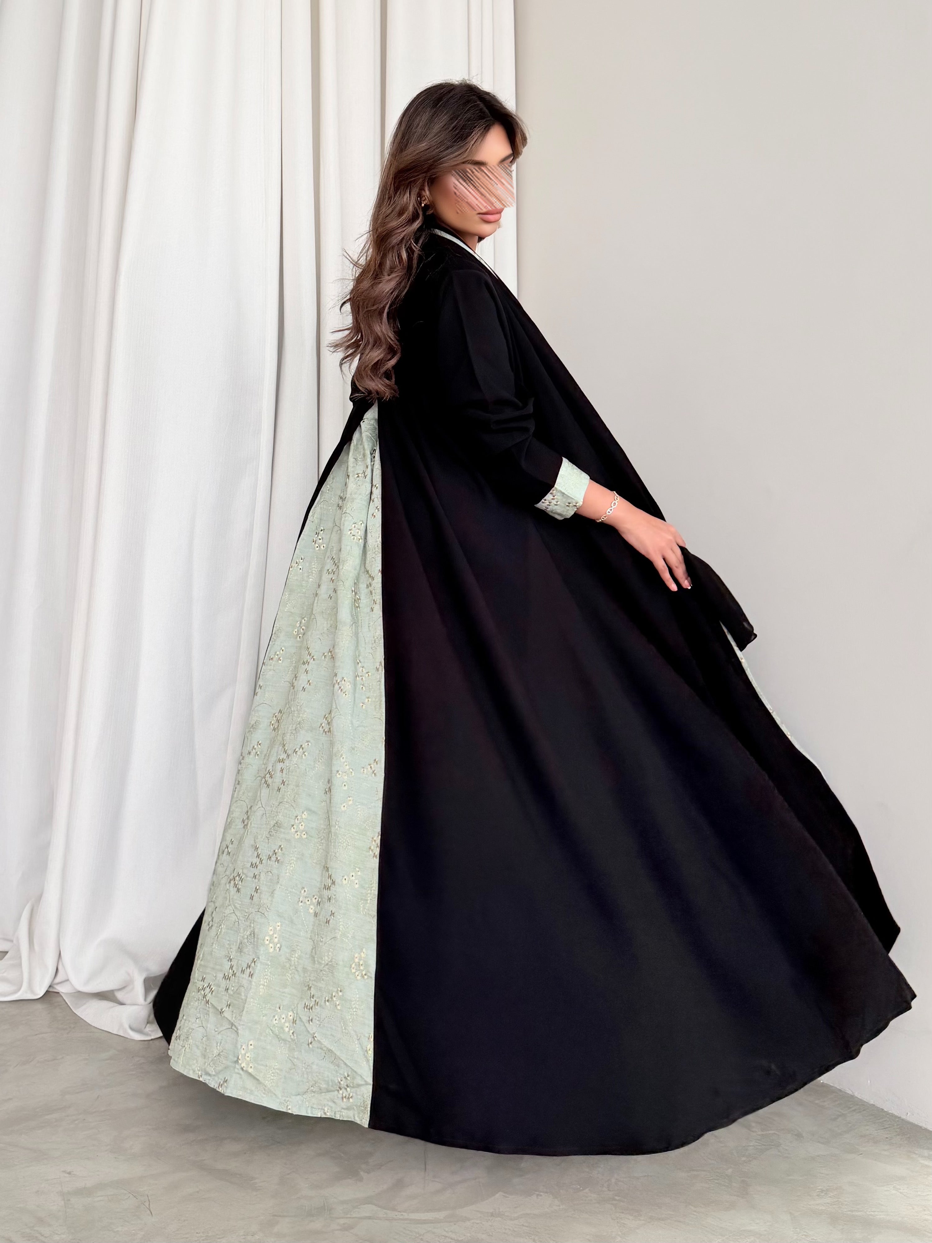 MWT795 - عباية كريب اسود مع تدخيله قماش لنن هندي - Aya