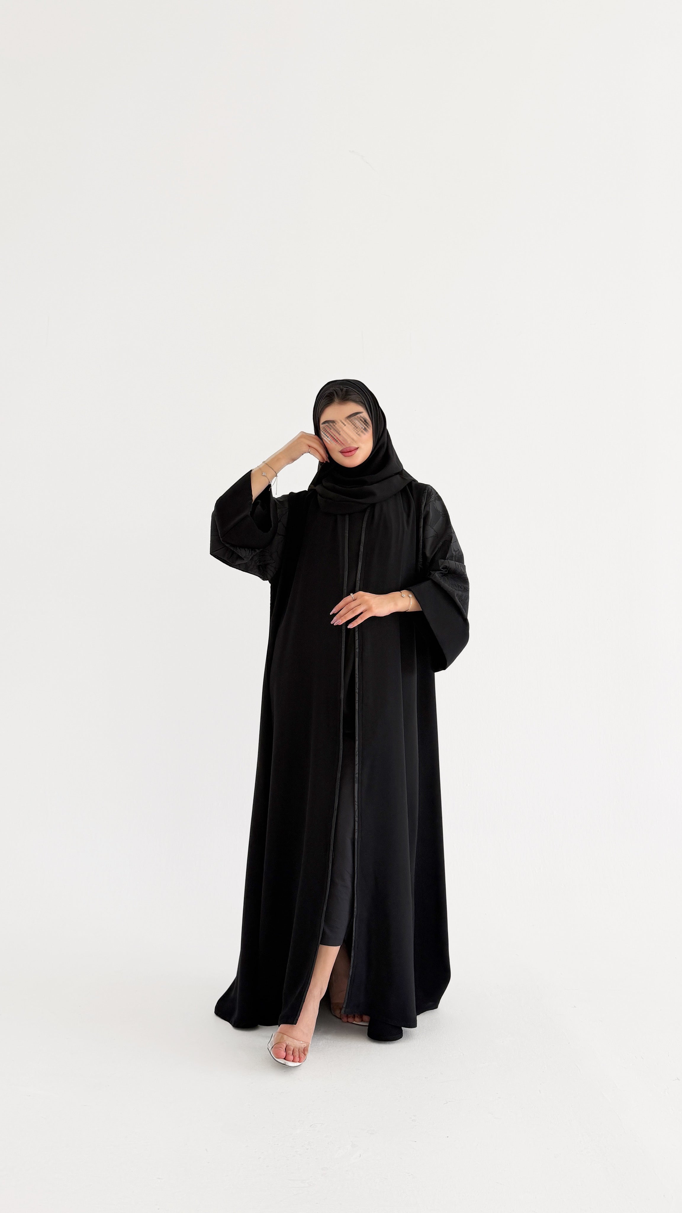 MWT1103 - عباية اسود بتدخيلة جاكار بالاكمام - Aya