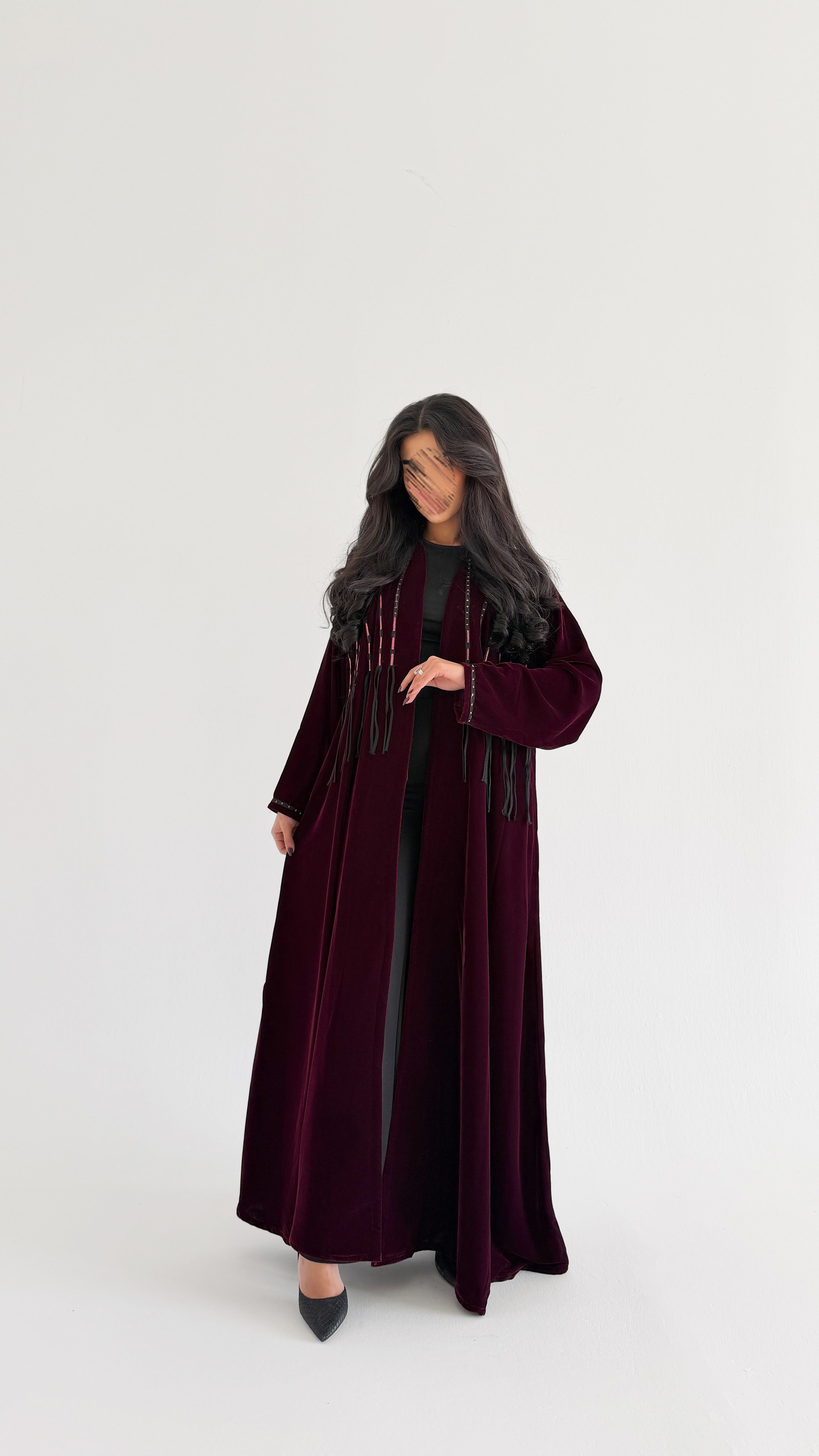 MWT864 - عباية مخمل بخطوط قيطان راقية - Aya