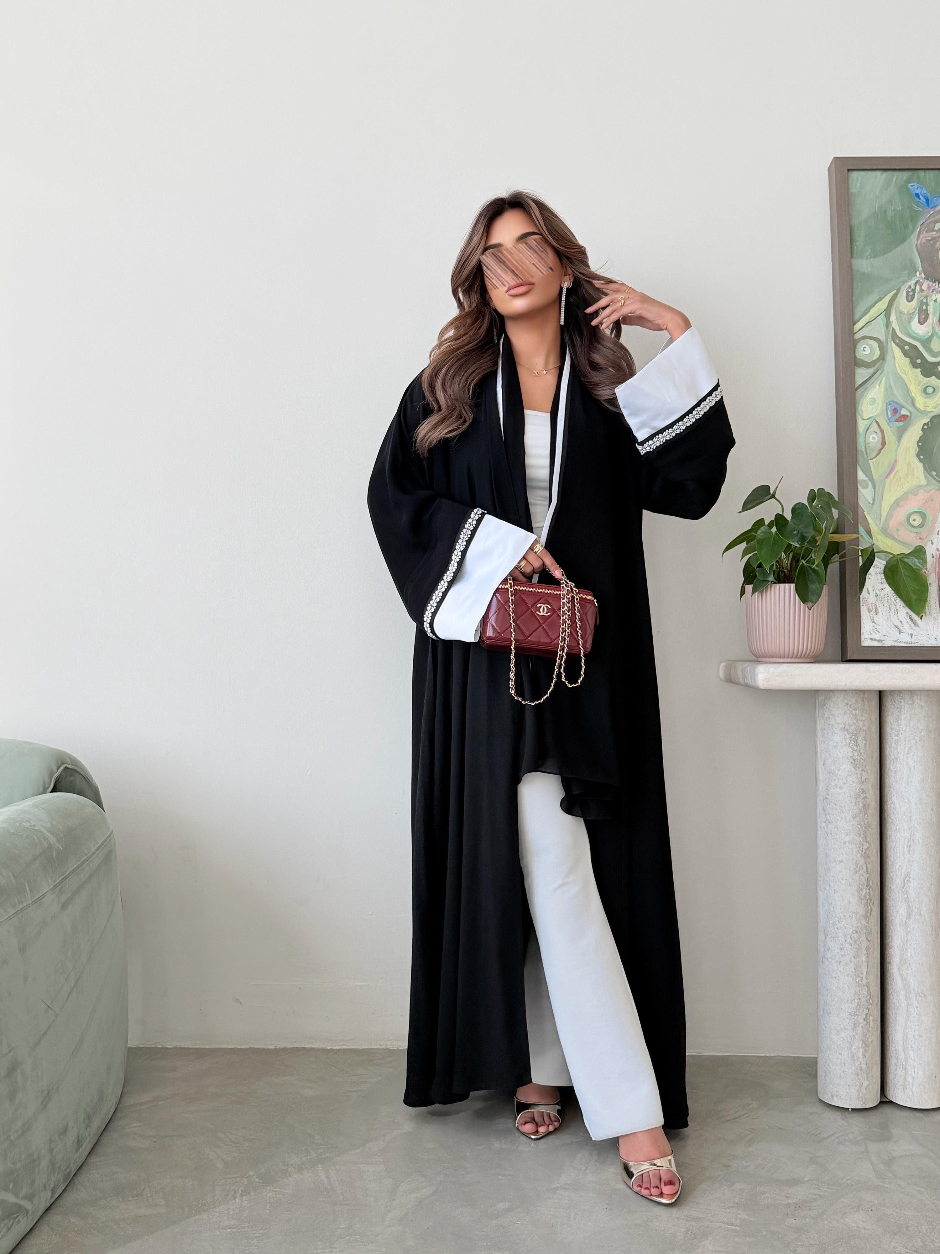 MWT5019 - قماش اسود كريب مع أكمام تفته ابيض و كلفة شك قصة نص كلوش - Aya