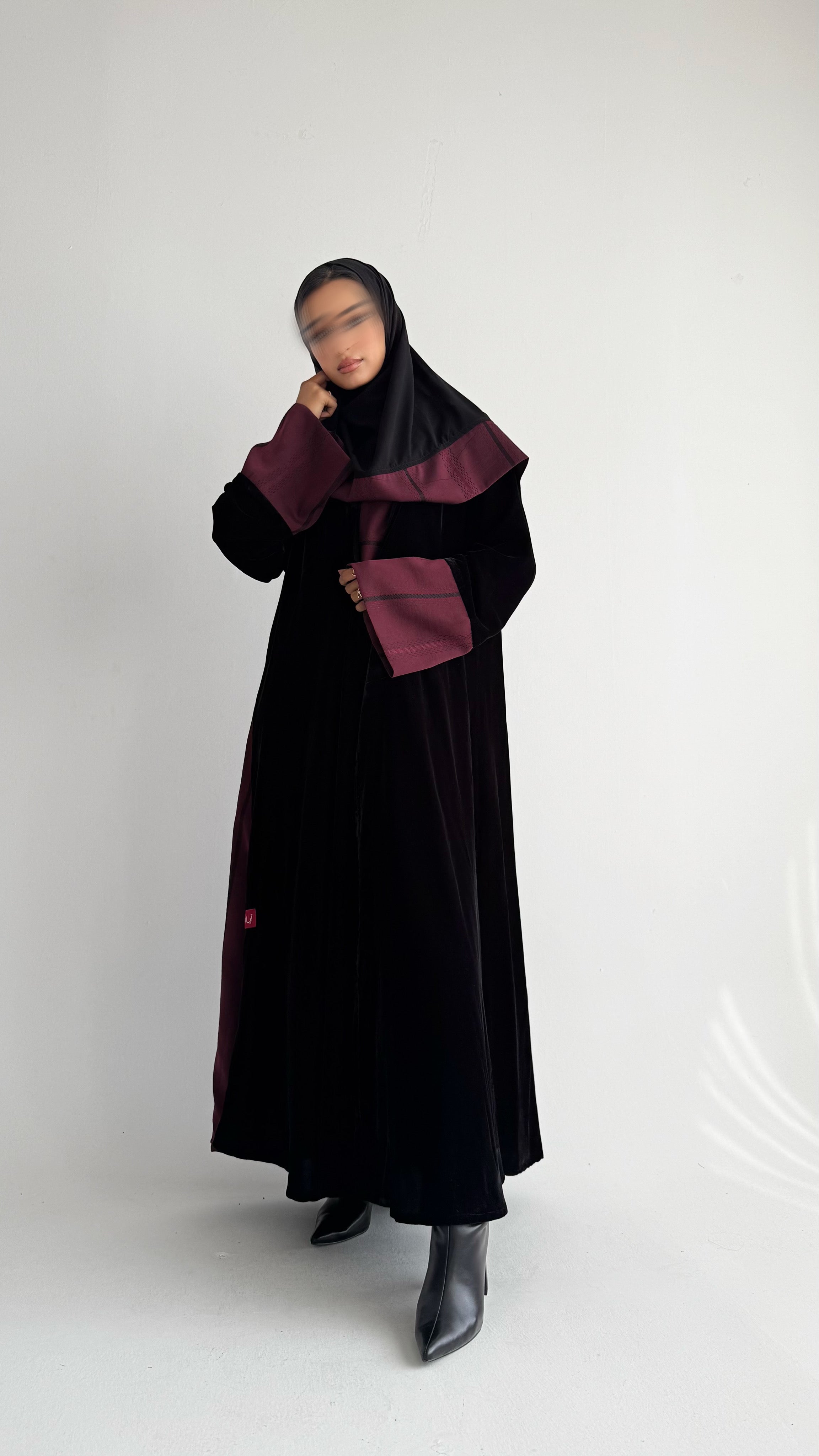 MW1842 - عباية مخمل مع اضافة تدخيلة الجاكار المطرز ليمنحك اطلالة راقية وعصرية - Aya