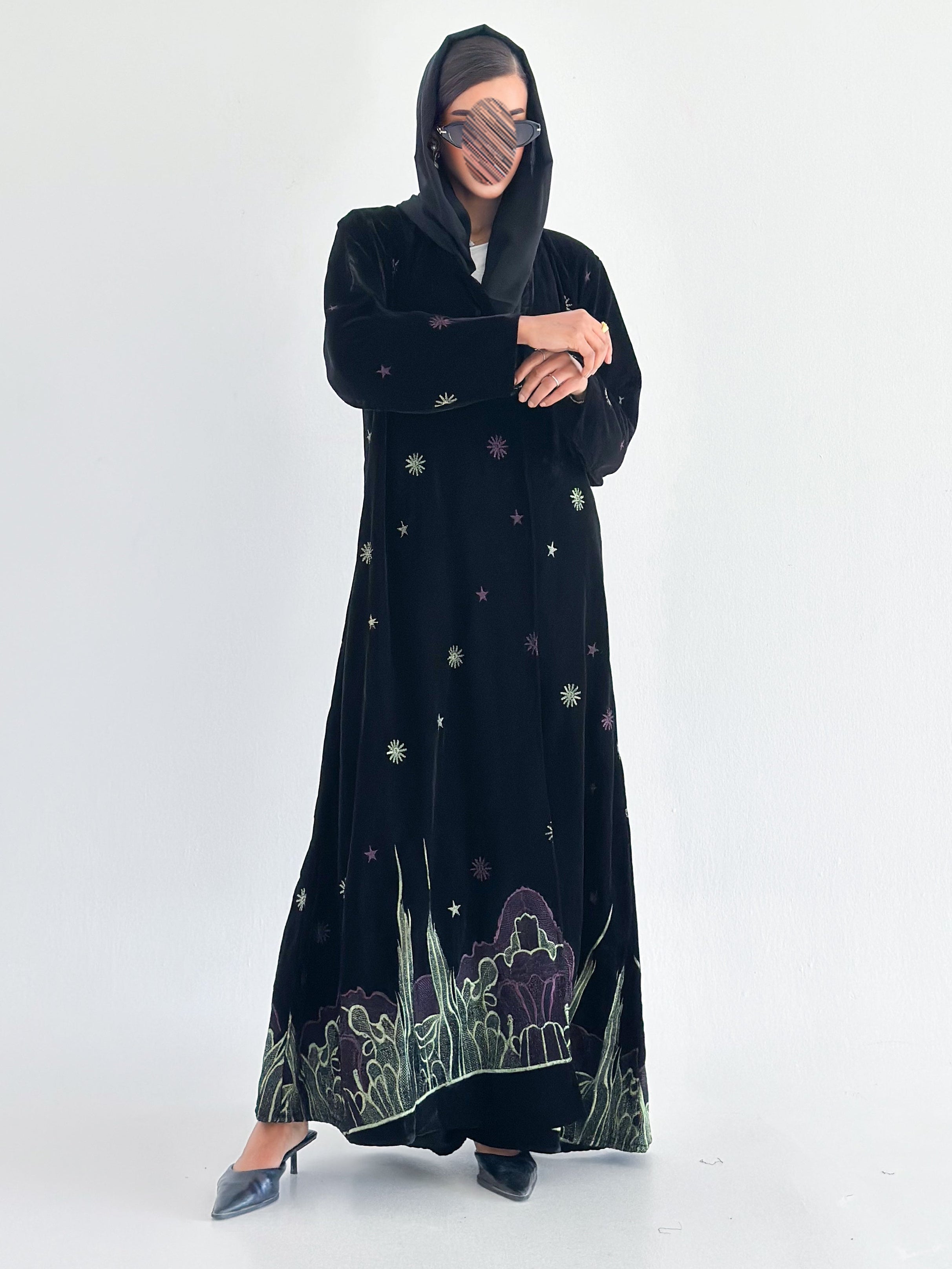 MW1742 - عباية اسود مخمل مطرزة - Aya