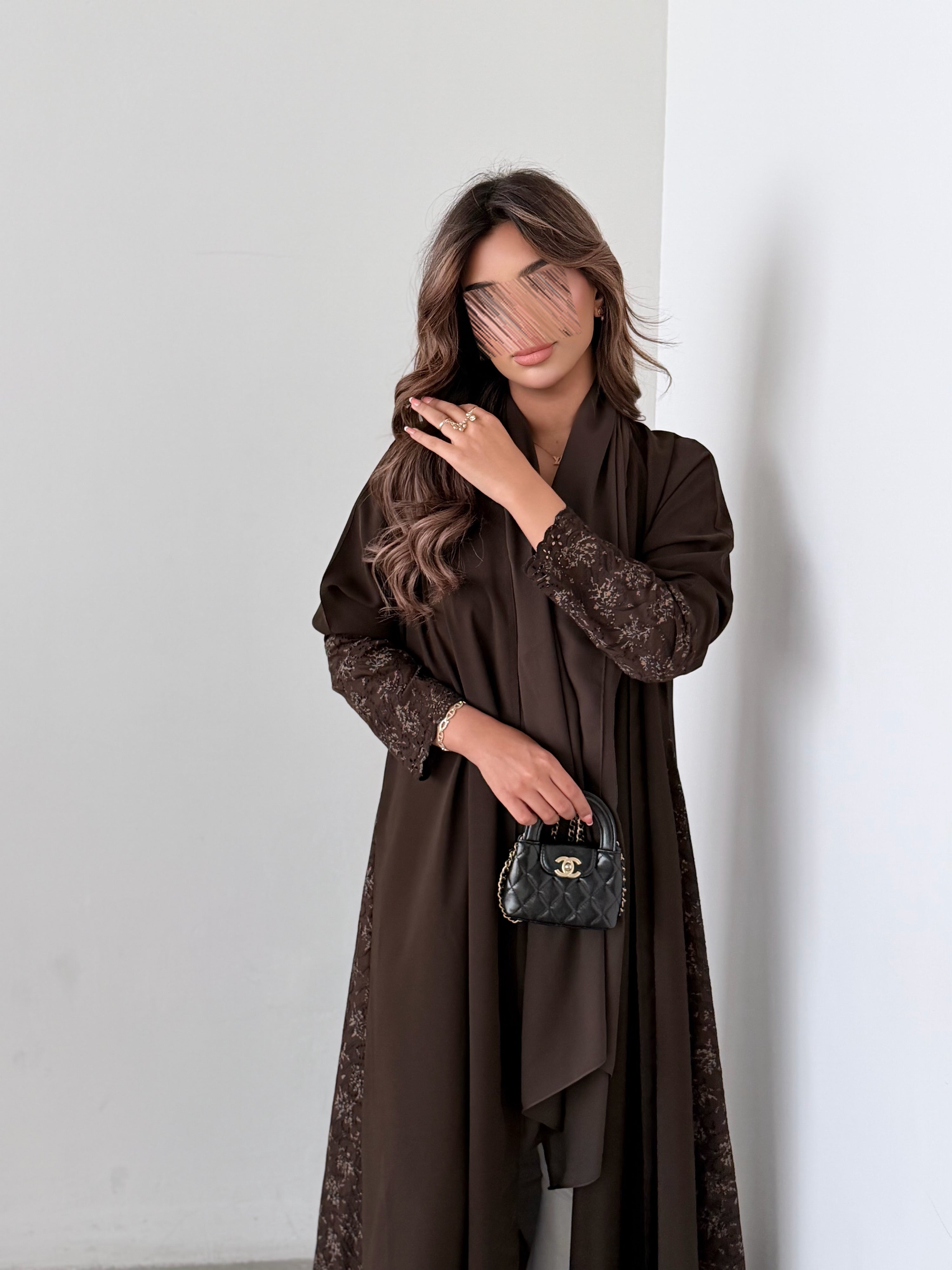 MWT782 - عباية بنية مع ركامة بنية موردة - Aya