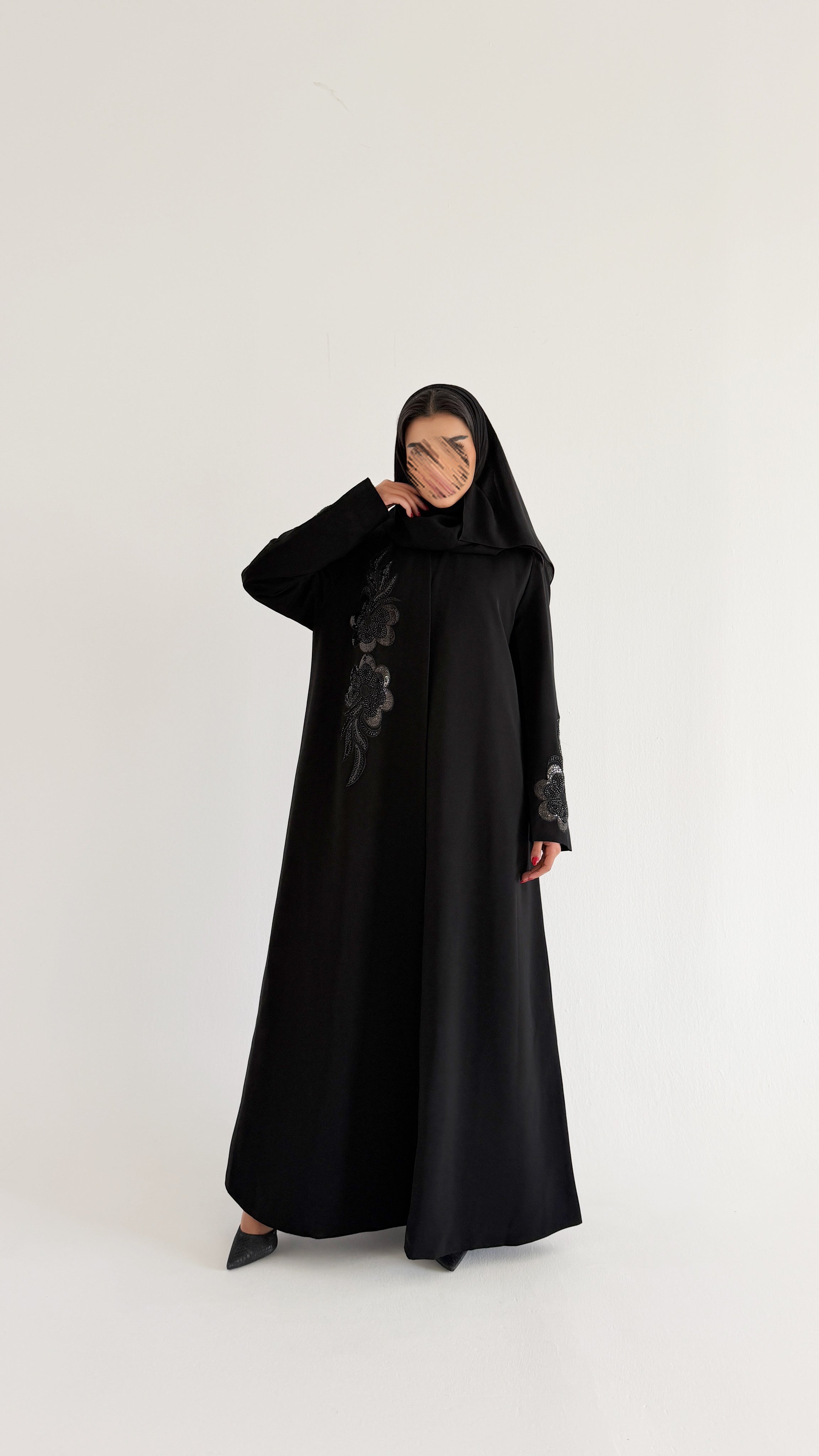 MW2028 - عبايه بليزر مع تطريز بالامام والاكمام - Aya