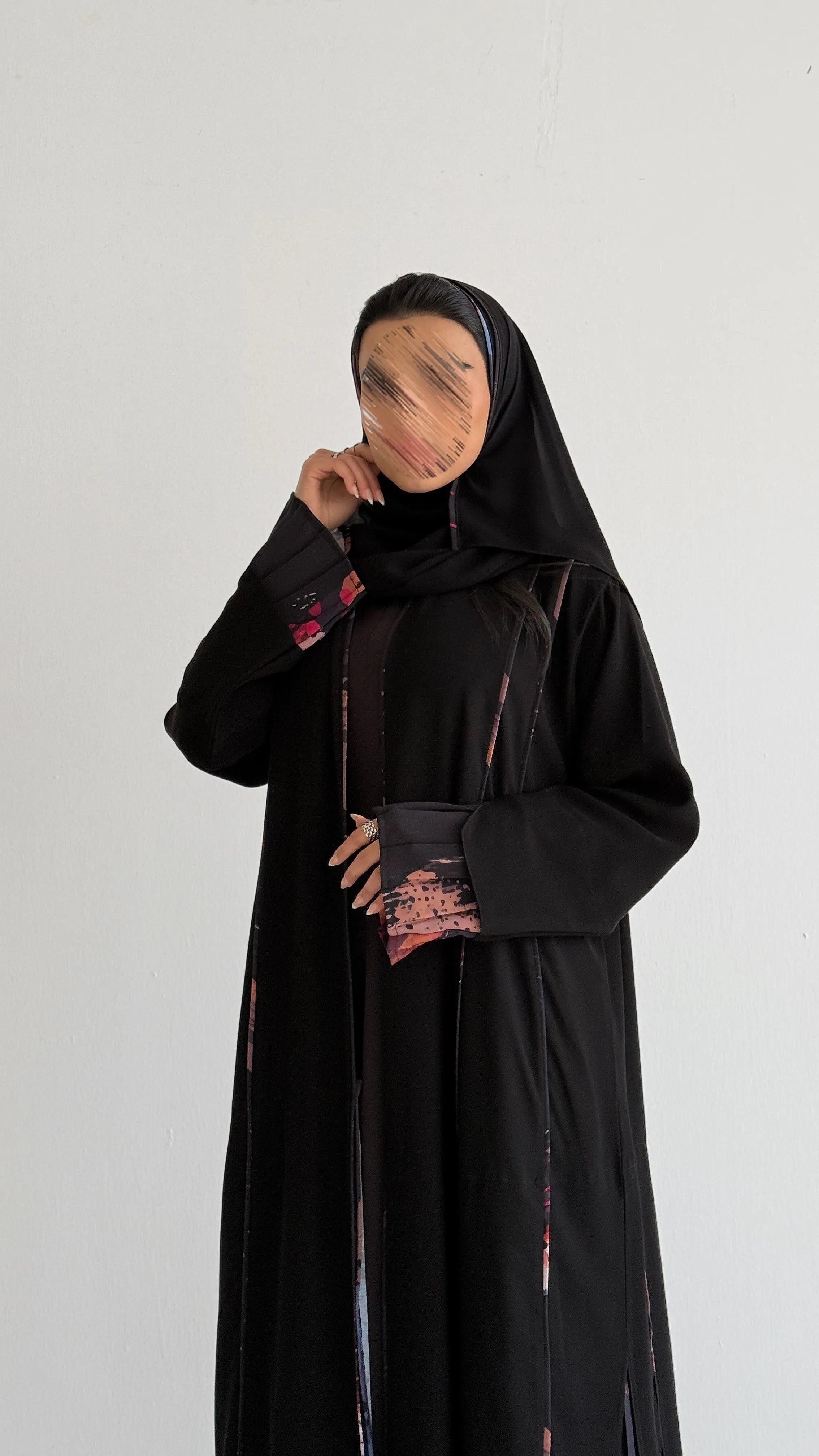 MW442 - عباية بتدخيلة قماش طباعه مكسر ومزينه بقيطان - Aya
