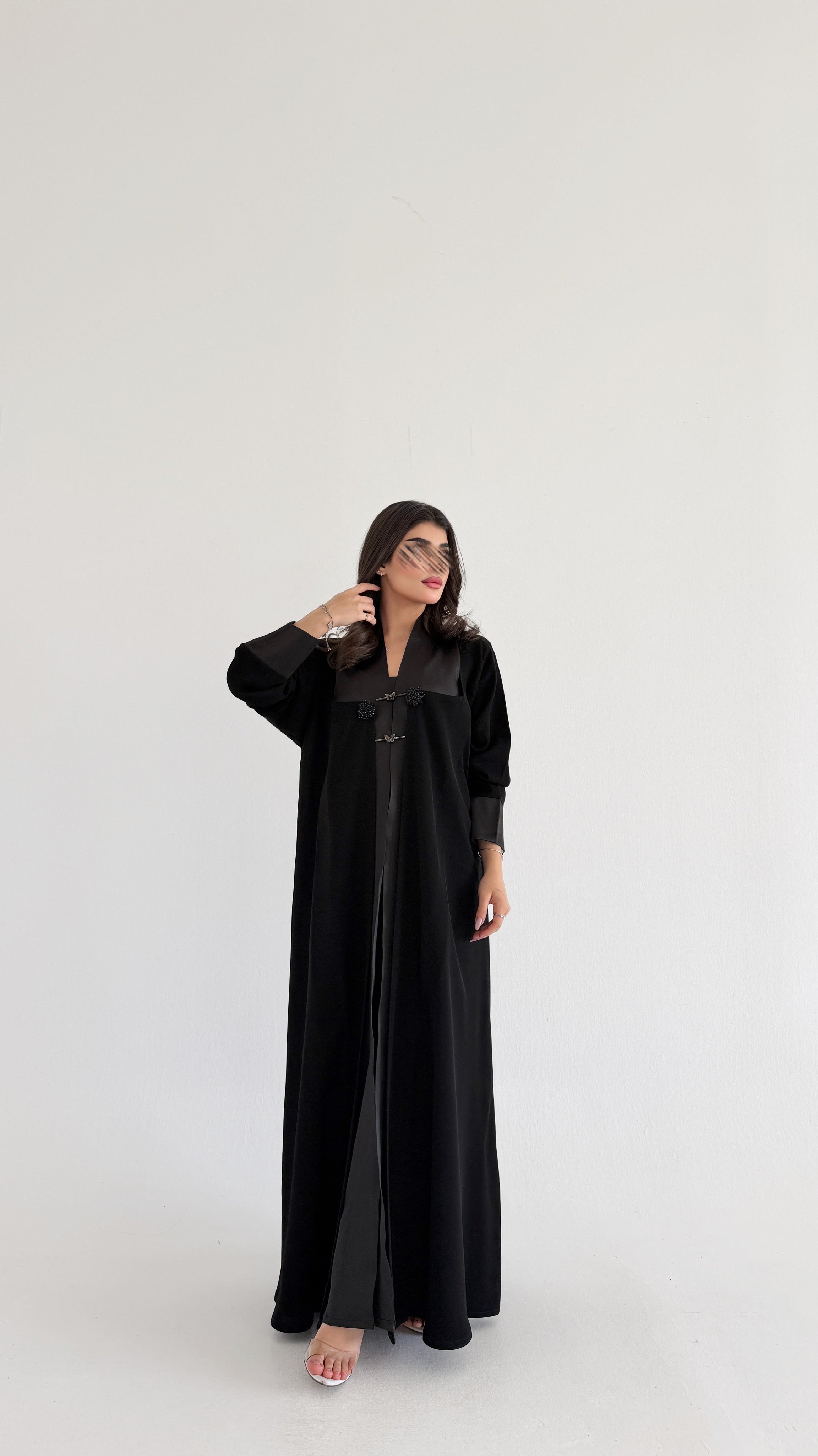 MW2097 - عباية كريب مع اضافة تفتة لمعة  راقية - Aya