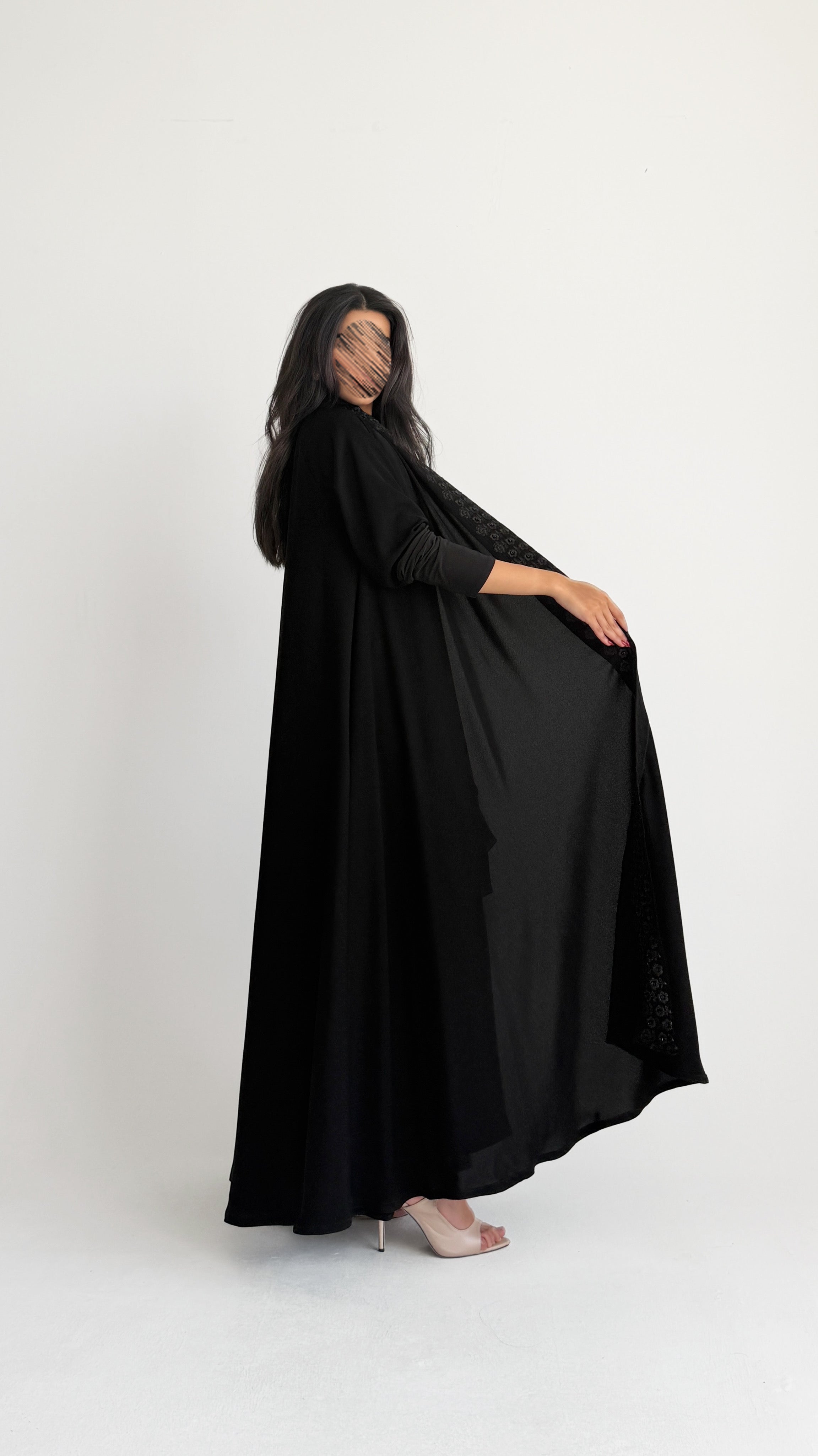 MW2205 - عبايه سوداء بقصه دبل كلوش مع اضافه تطريز - Aya