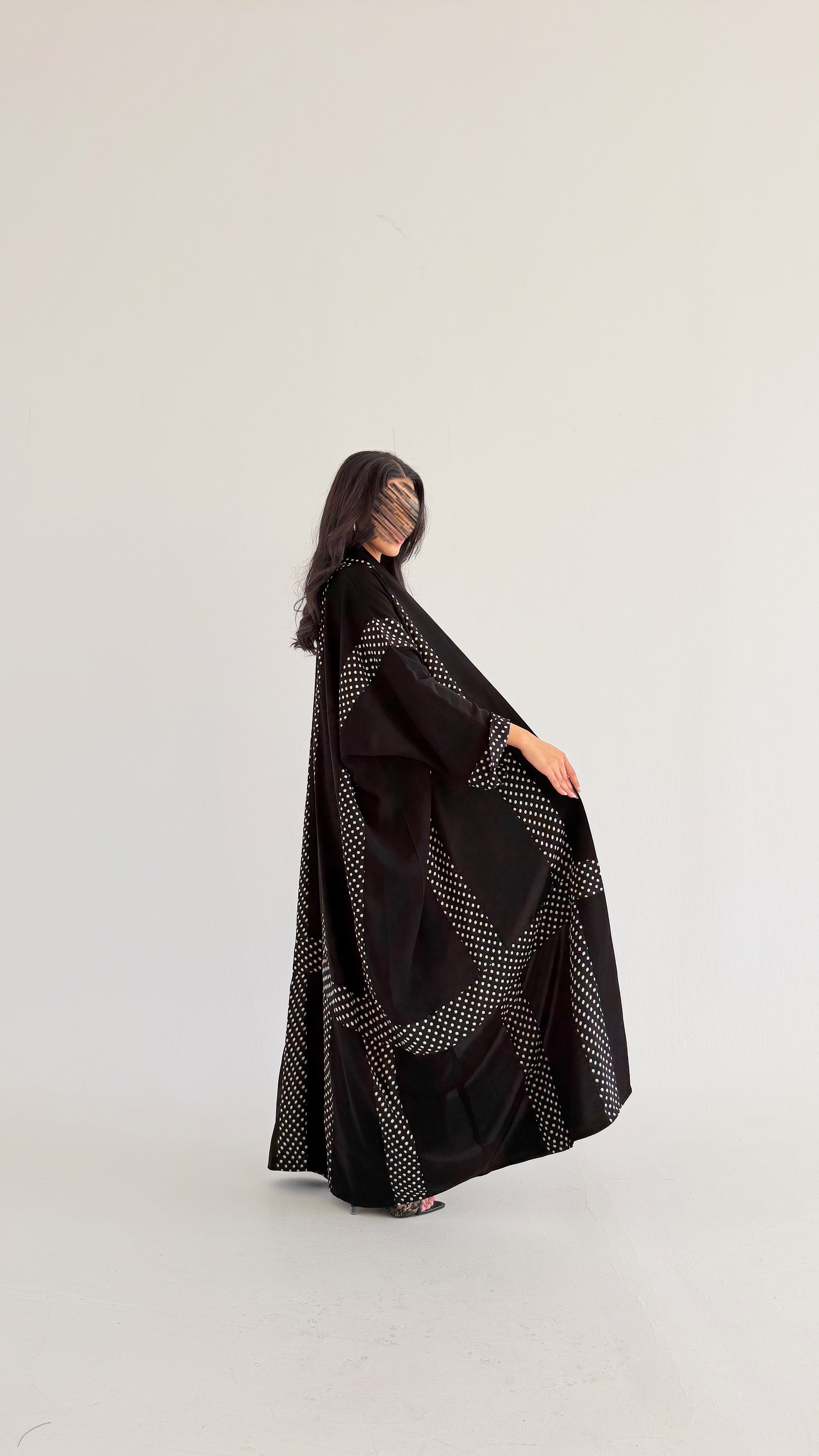 MWT1341 - عباية اسود مع تدخيلة منقط - Aya