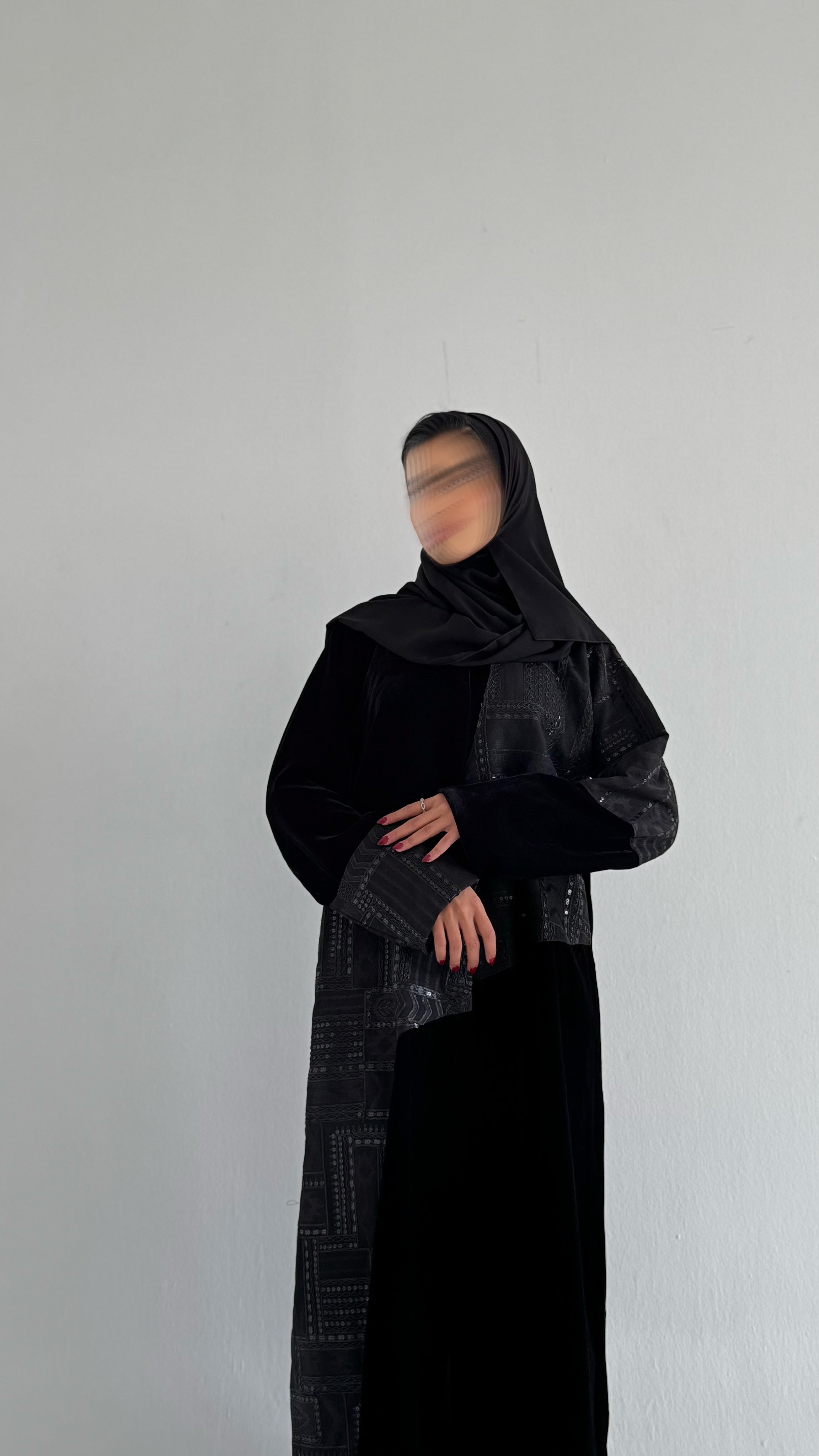 MWT551 - عباية مخمل مع لنن هندي تطريز - Aya