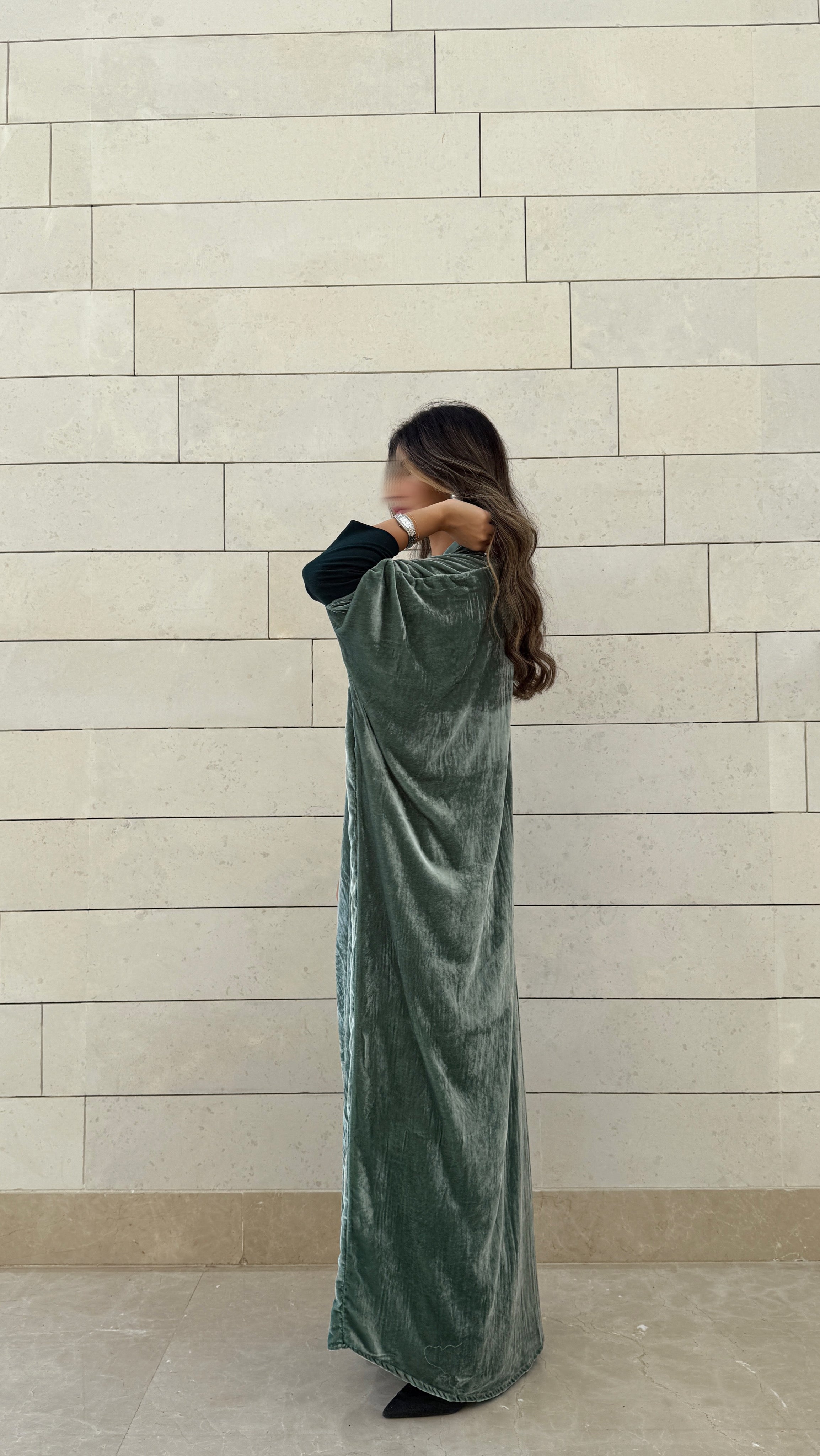 MWT564 - عباية مخمل زيتي فاتح مع أكمام استرتش - Aya