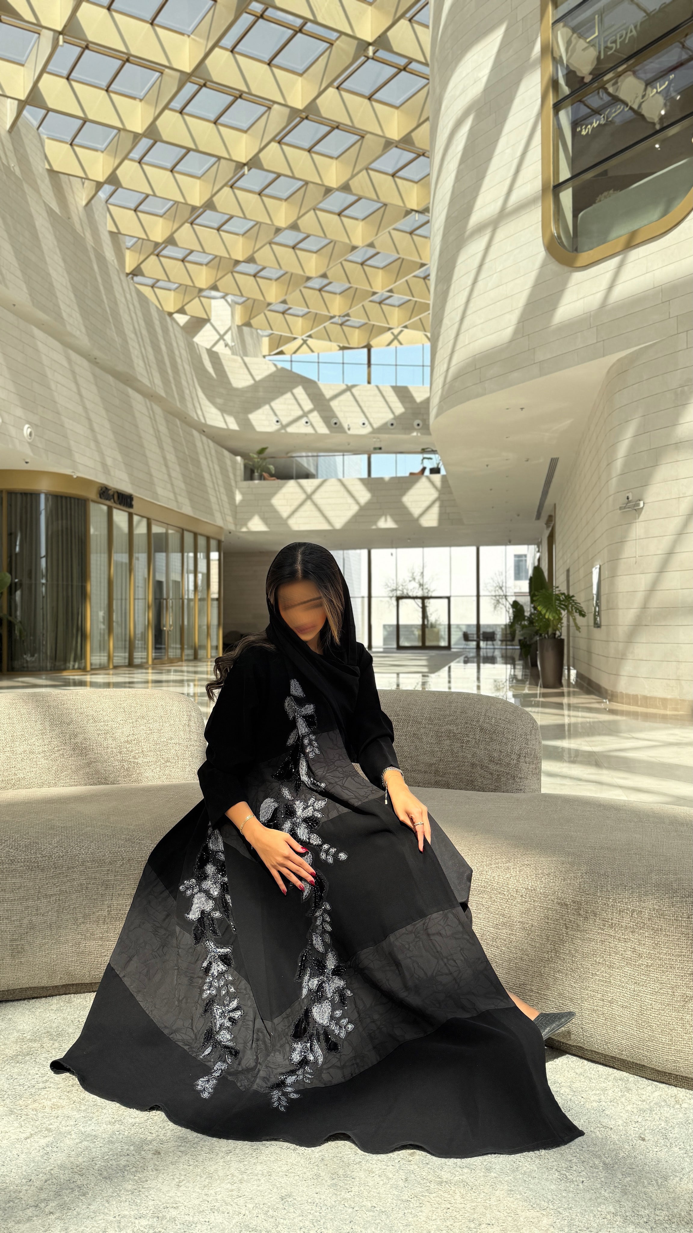 MWT581 - عباية سوداء بتطريز ورد - Aya