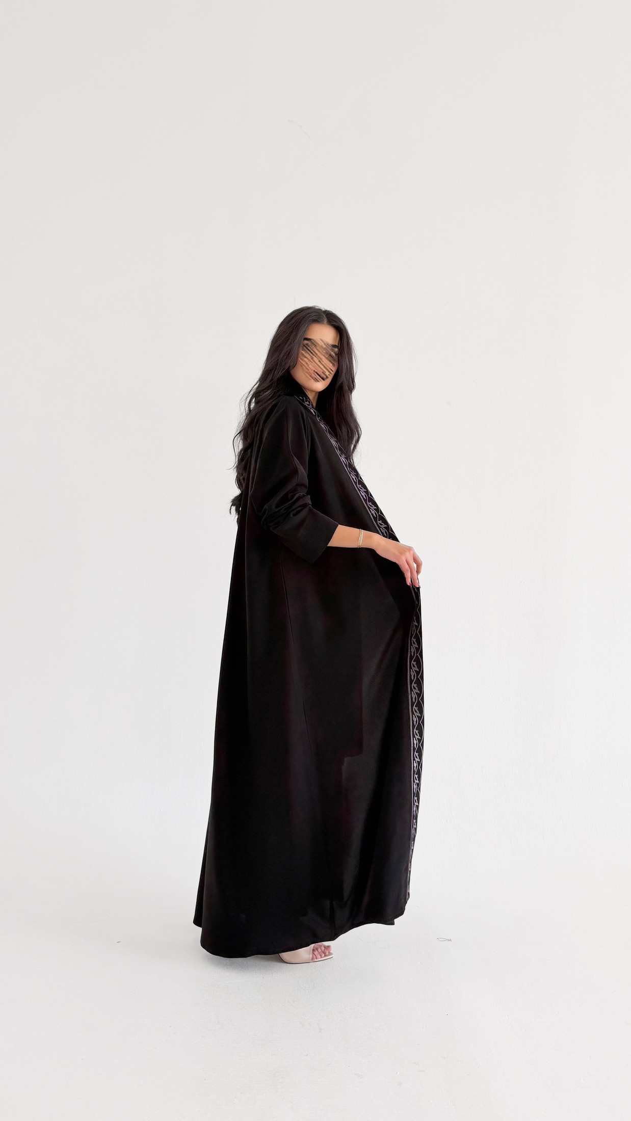 MWT1019 - عبايه اسود مع تطريز من الامام - Aya